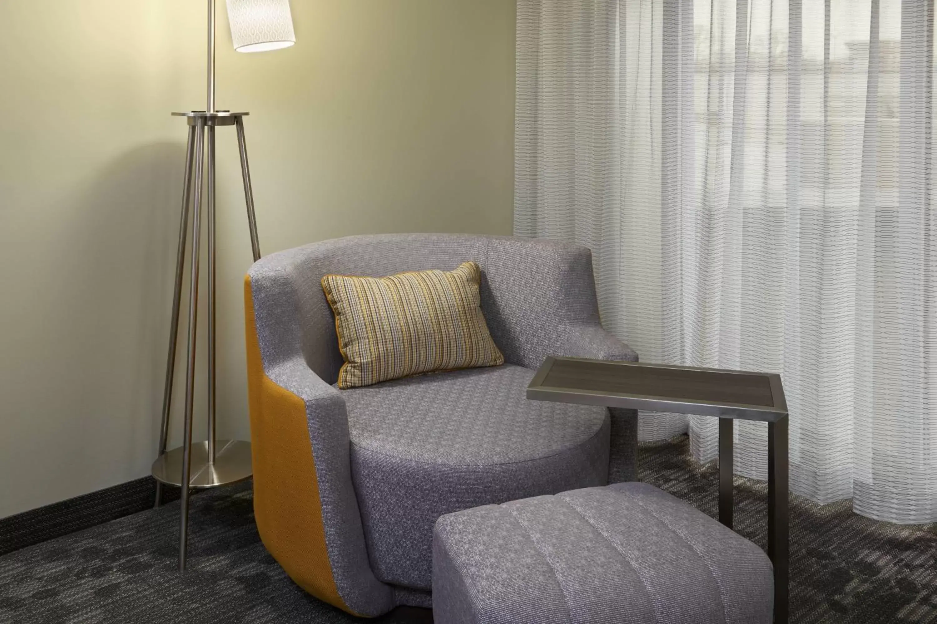 Photo of the whole room, Seating Area in Courtyard by Marriott Oshawa