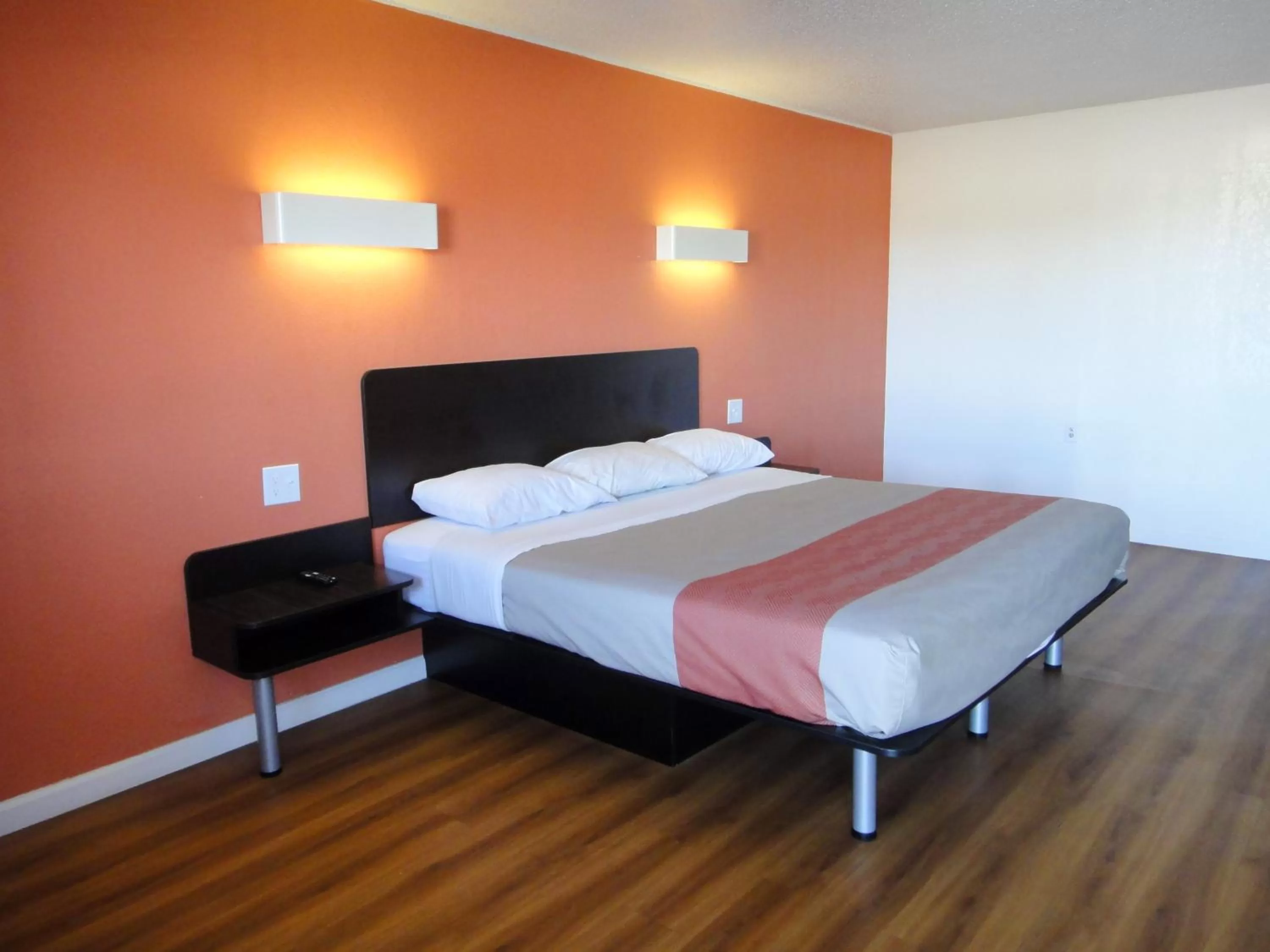 Bedroom, Bed in Motel 6-Clinton, OK