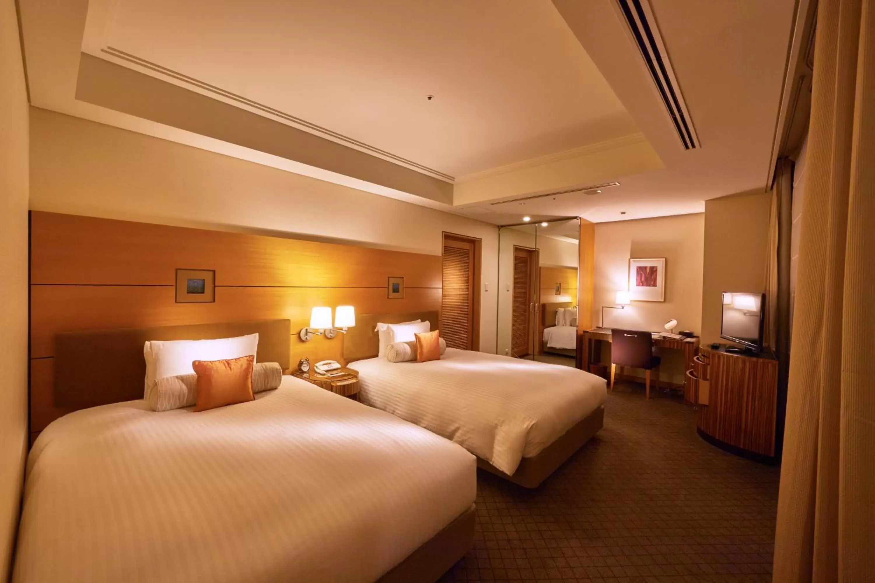 Photo of the whole room, Bed in Marunouchi Hotel