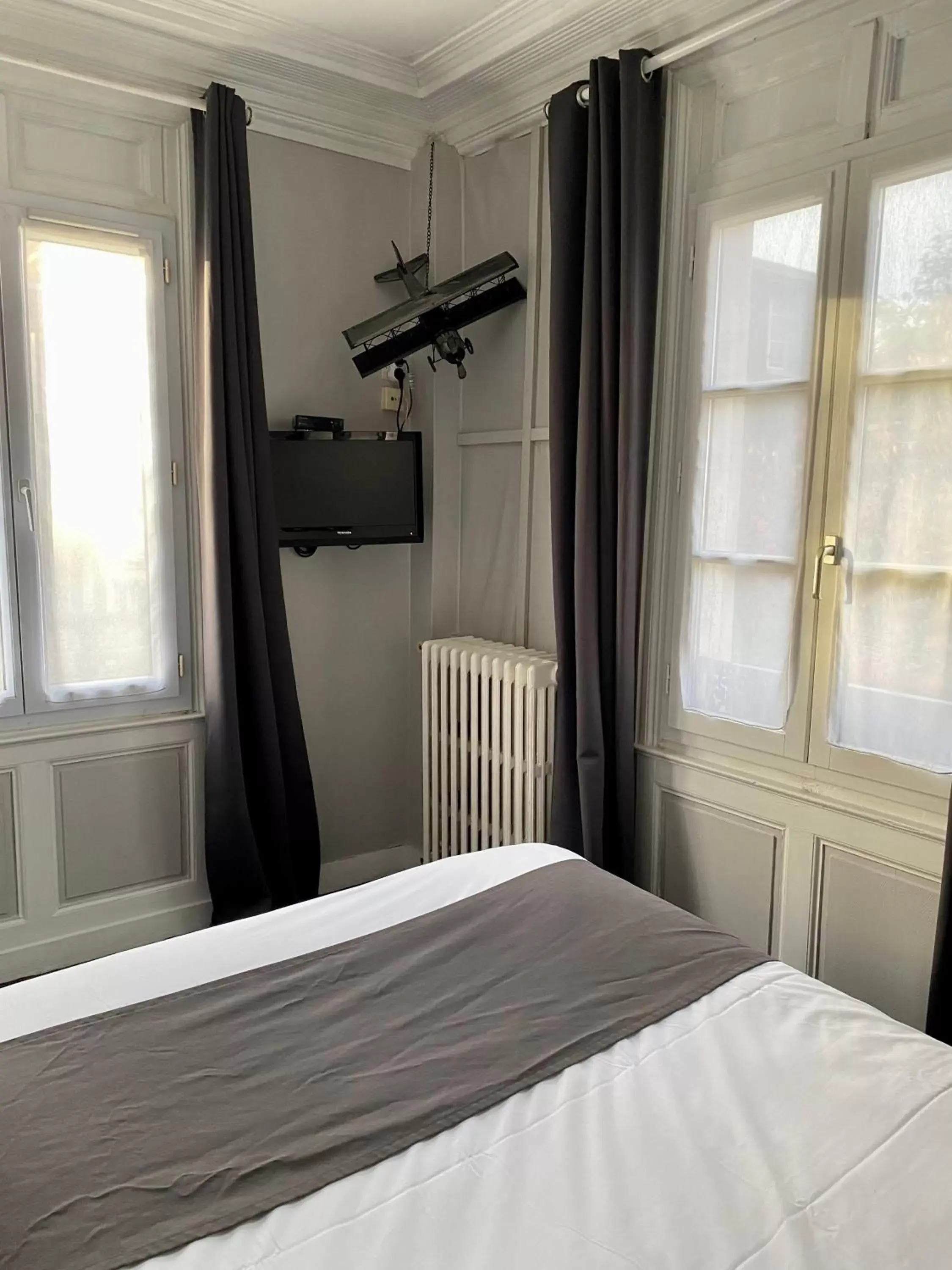 TV and multimedia, Bed in Hôtel Céline - Hôtel de la Gare
