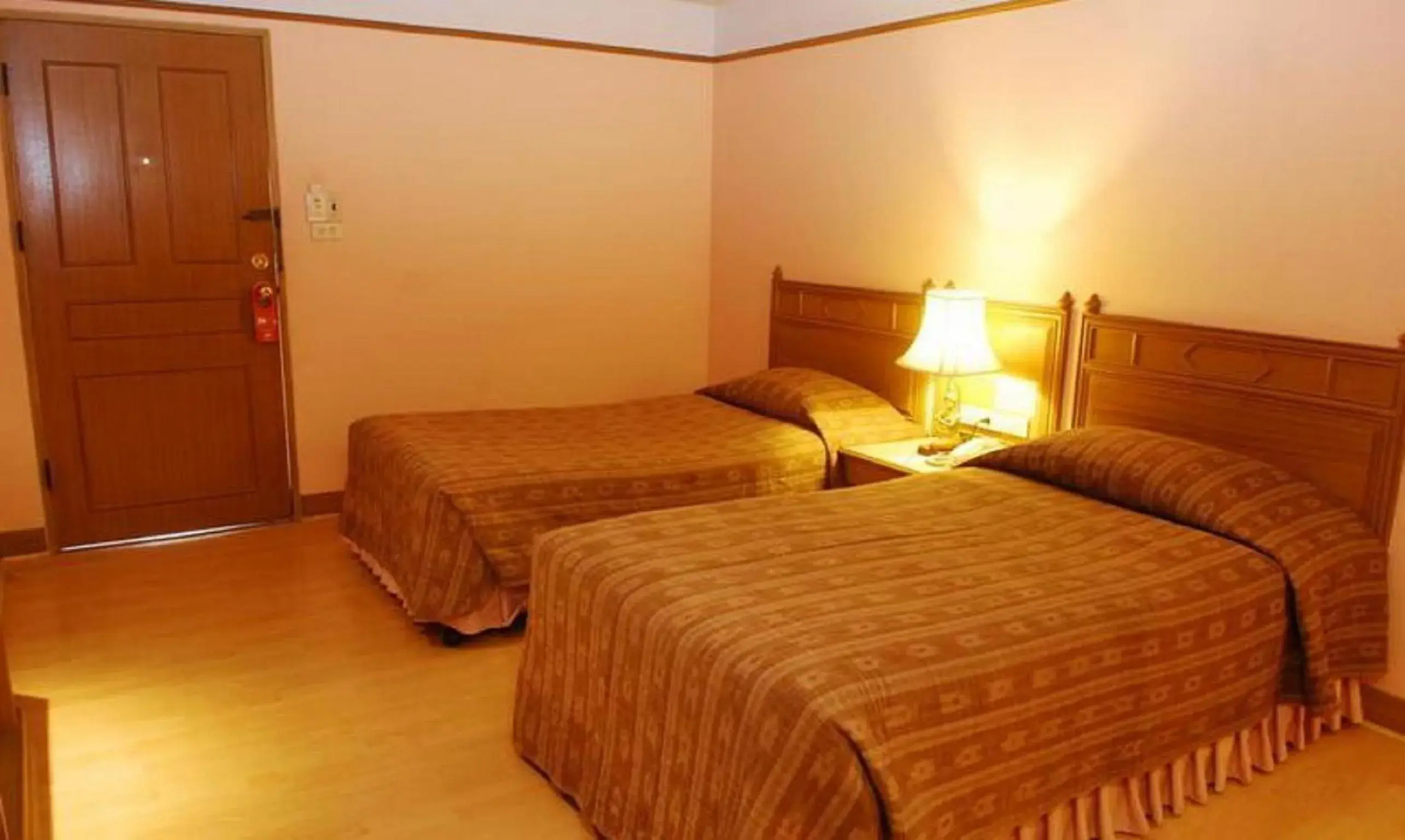 Standard Twin Room in Silom Village Inn Standard Twin Room in Silom Village Inn