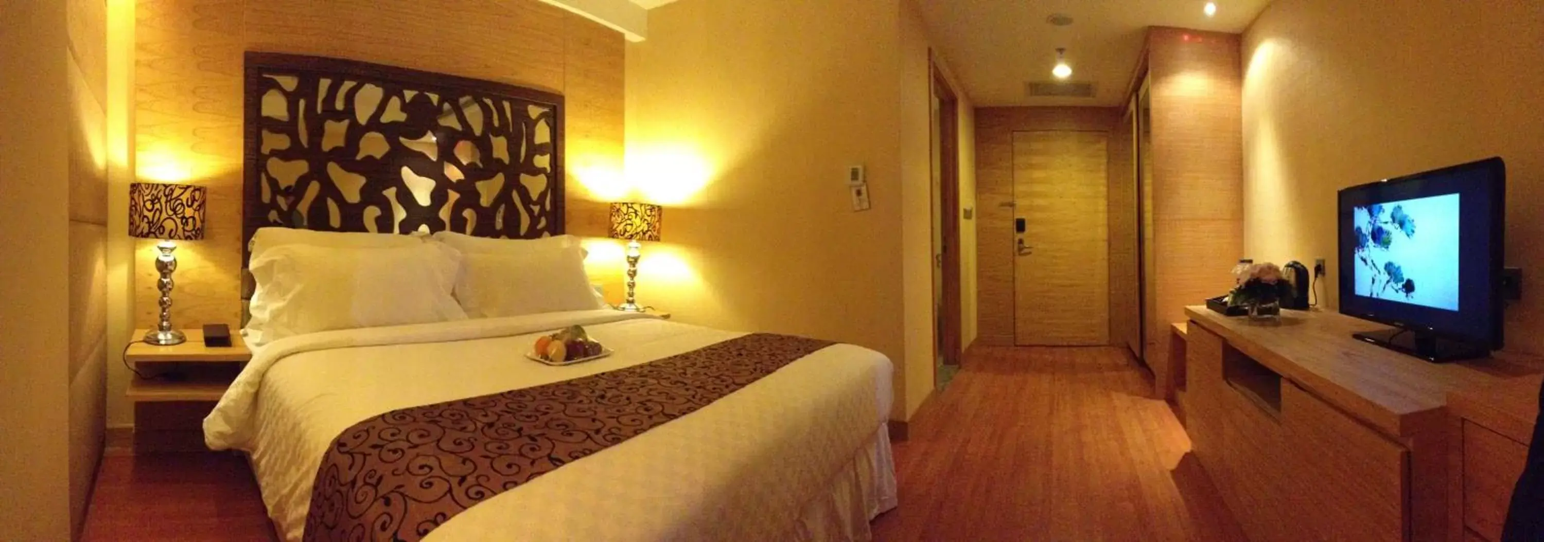 Photo of the whole room, Bed in Wyndham Surabaya