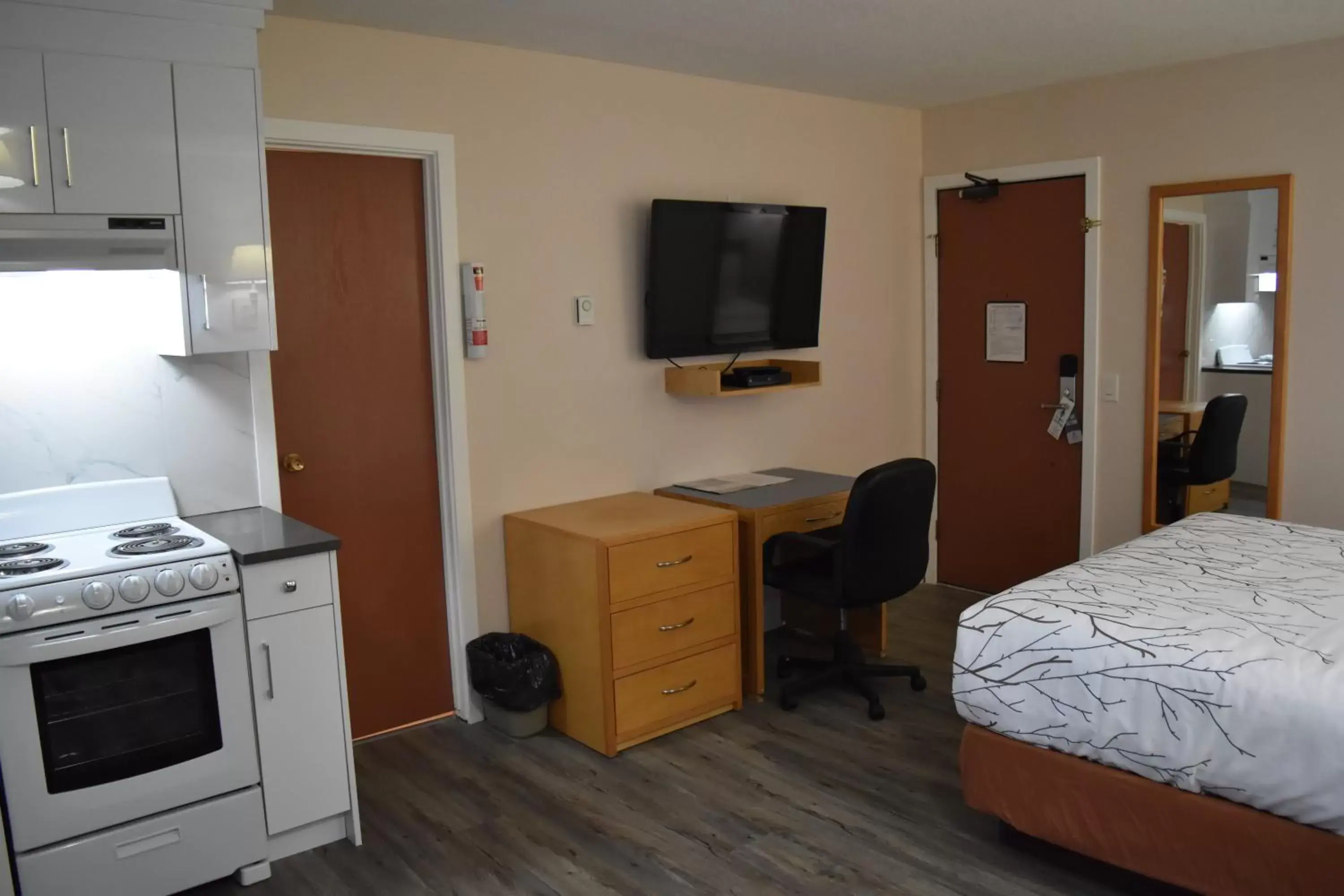 Kitchen or kitchenette, TV/Entertainment Center in Canadas Best Value Inn & Suites-Castlegar