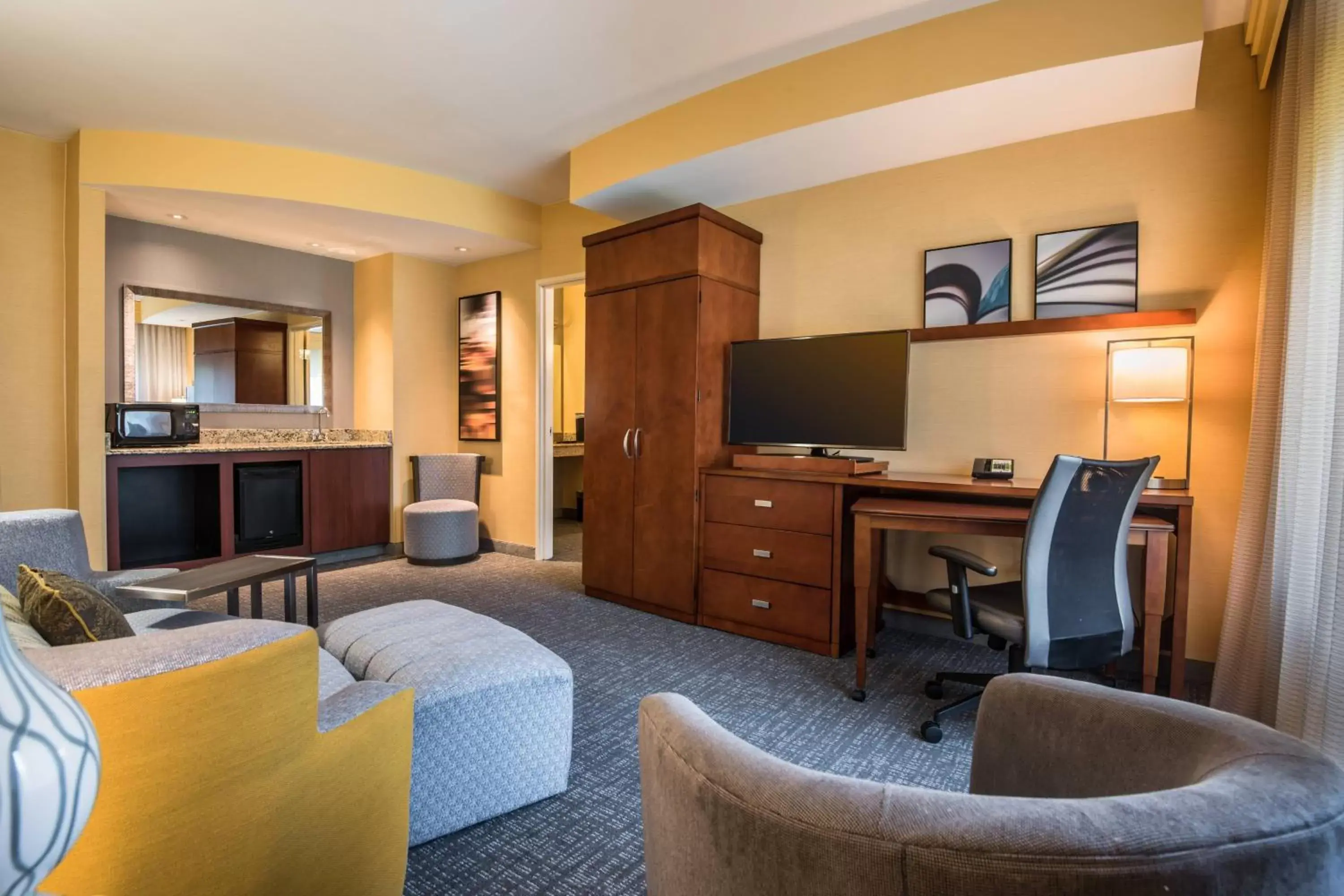 Living room, TV/Entertainment Center in Courtyard by Marriott Waldorf
