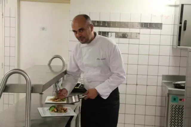 Staff, Kitchen/Kitchenette in Logis Hôtel de France restaurant le Lucullus