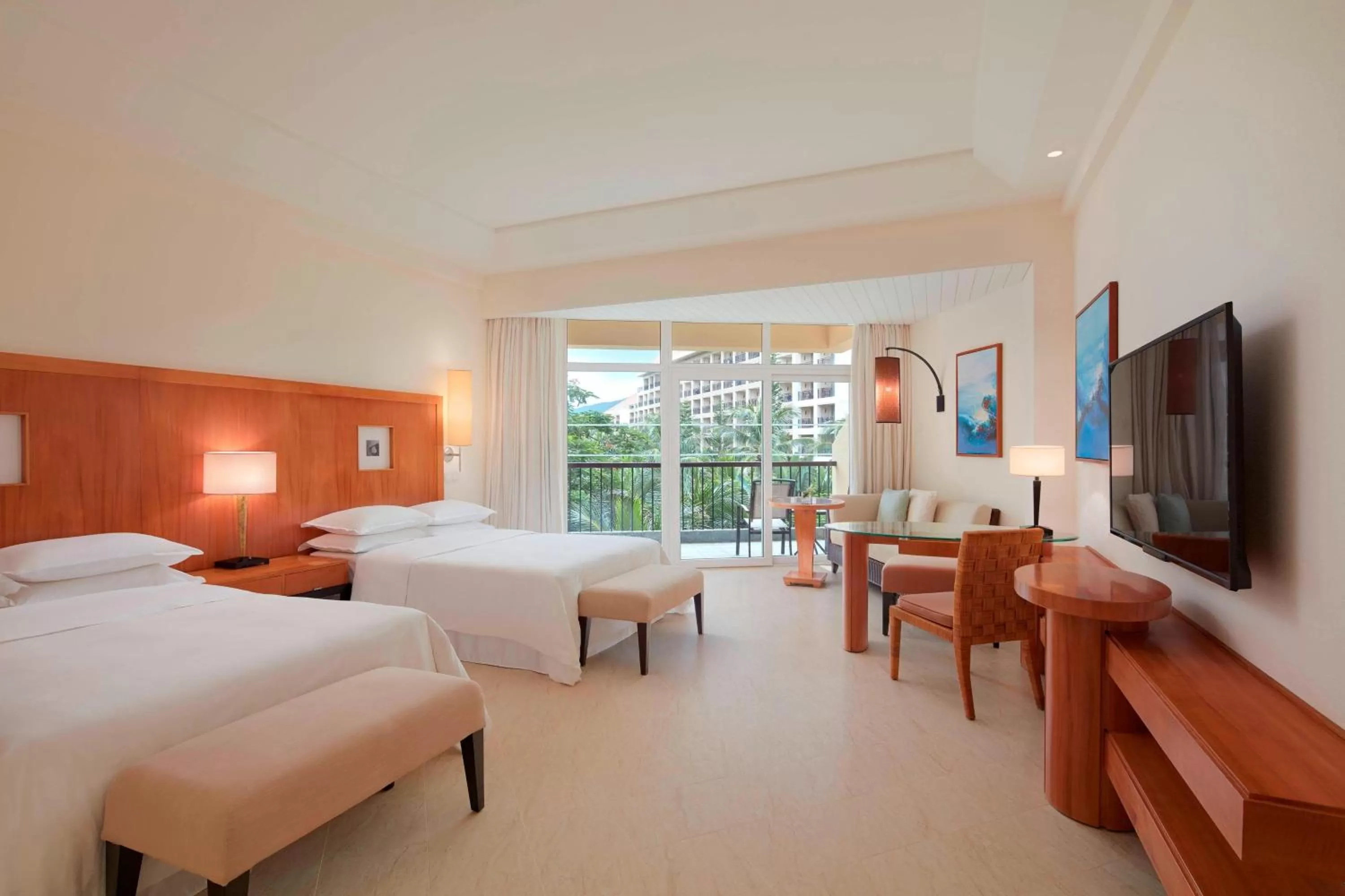 Photo of the whole room, Bed in Sheraton Sanya Yalong Bay Resort