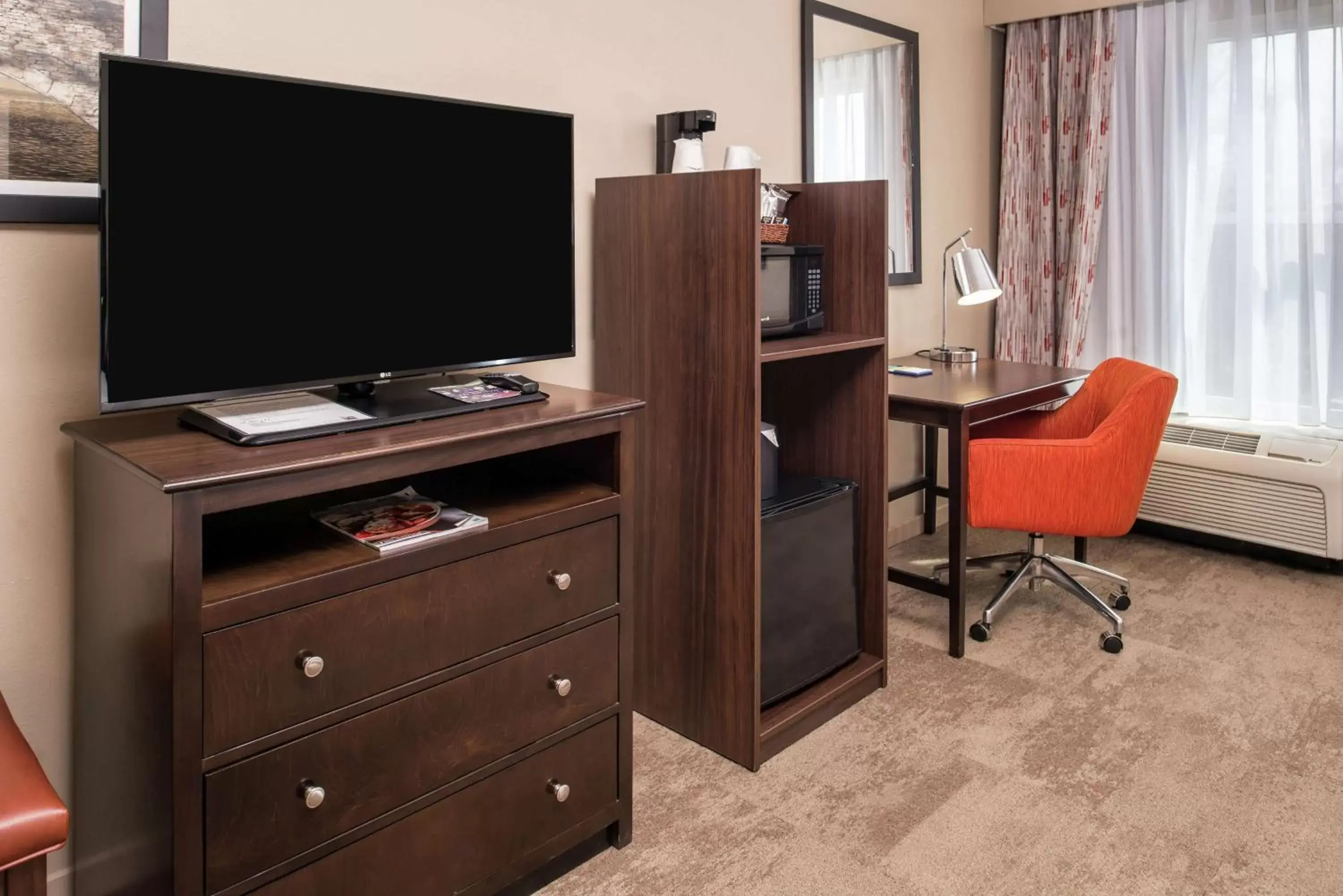 Bedroom, TV/Entertainment Center in Hampton Inn & Suites Charlotte Arrowood