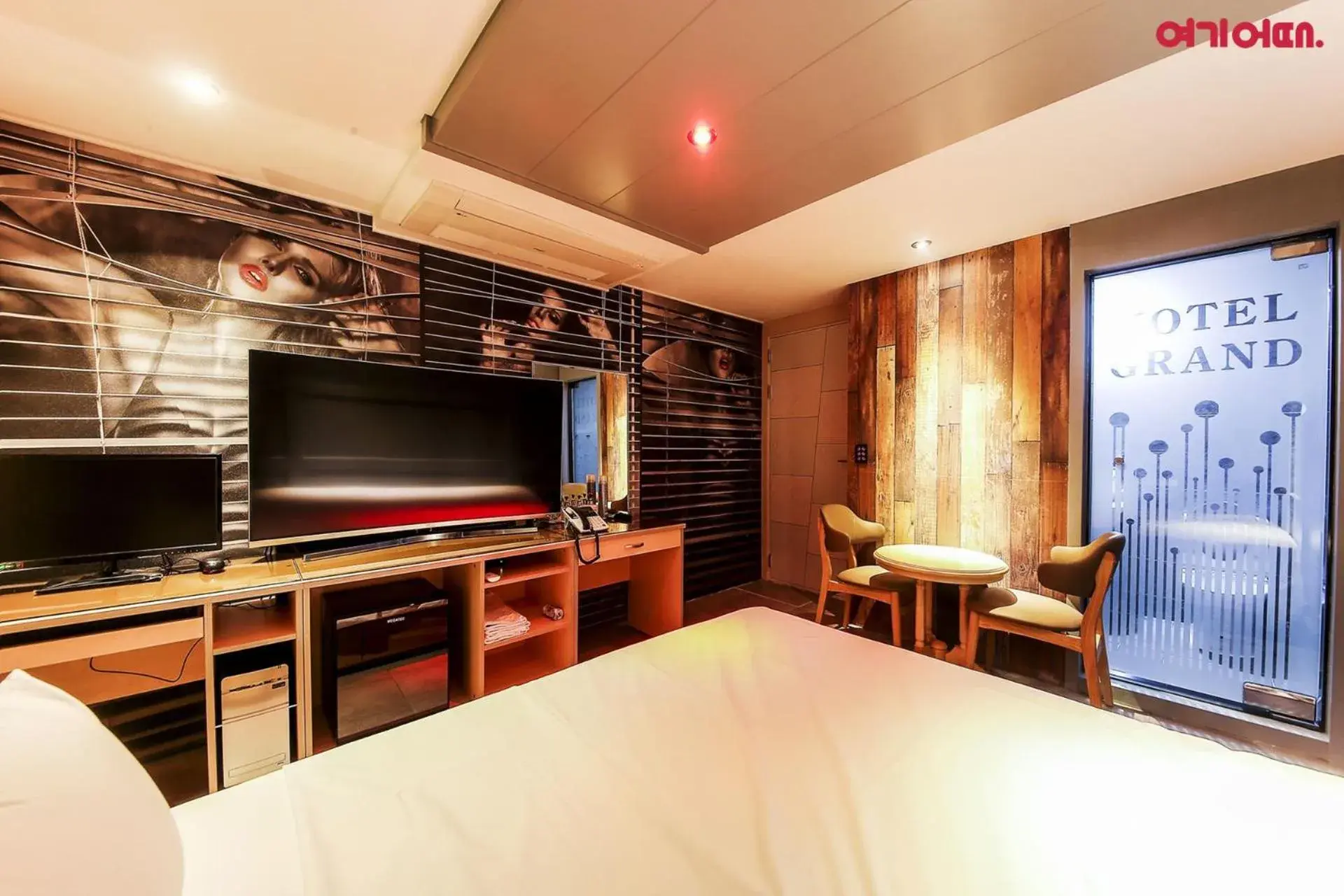 Photo of the whole room, TV/Entertainment Center in Goodstay Grand Motel Chuncheon