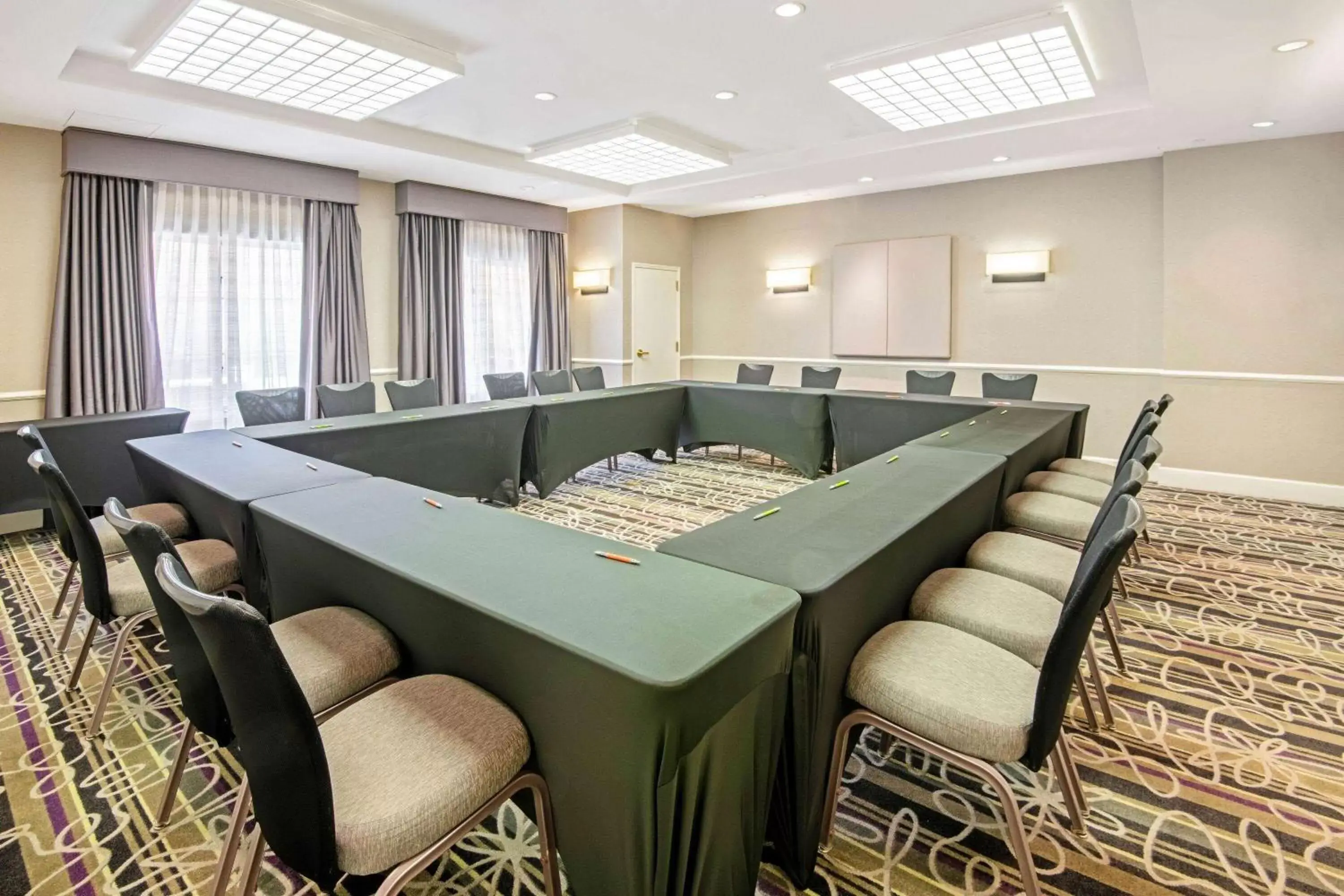 Meeting/conference room in La Quinta by Wyndham San Antonio Airport
