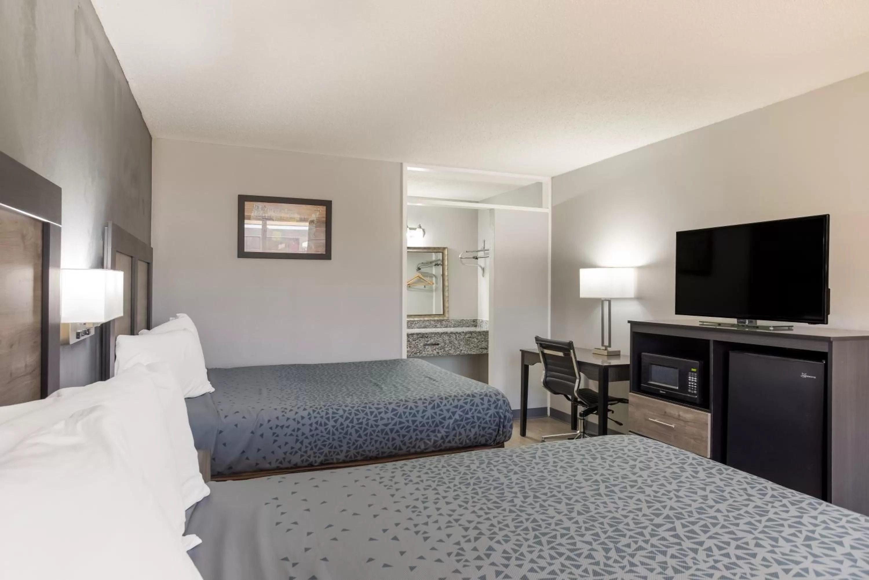 Bed in Econo Lodge Cave City