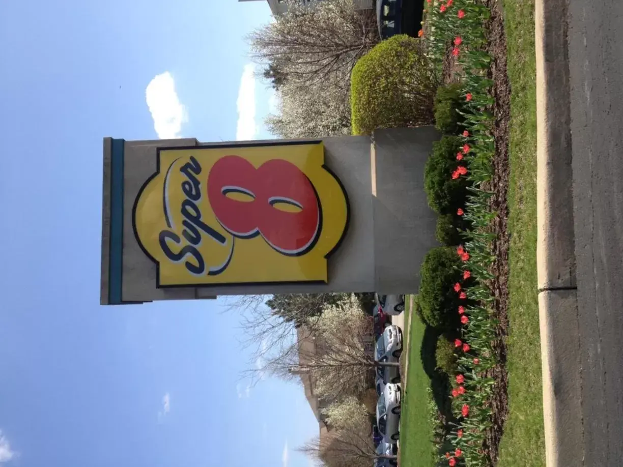 Facade/entrance, Property Logo/Sign in Super 8 by Wyndham Aurora/Naperville Area