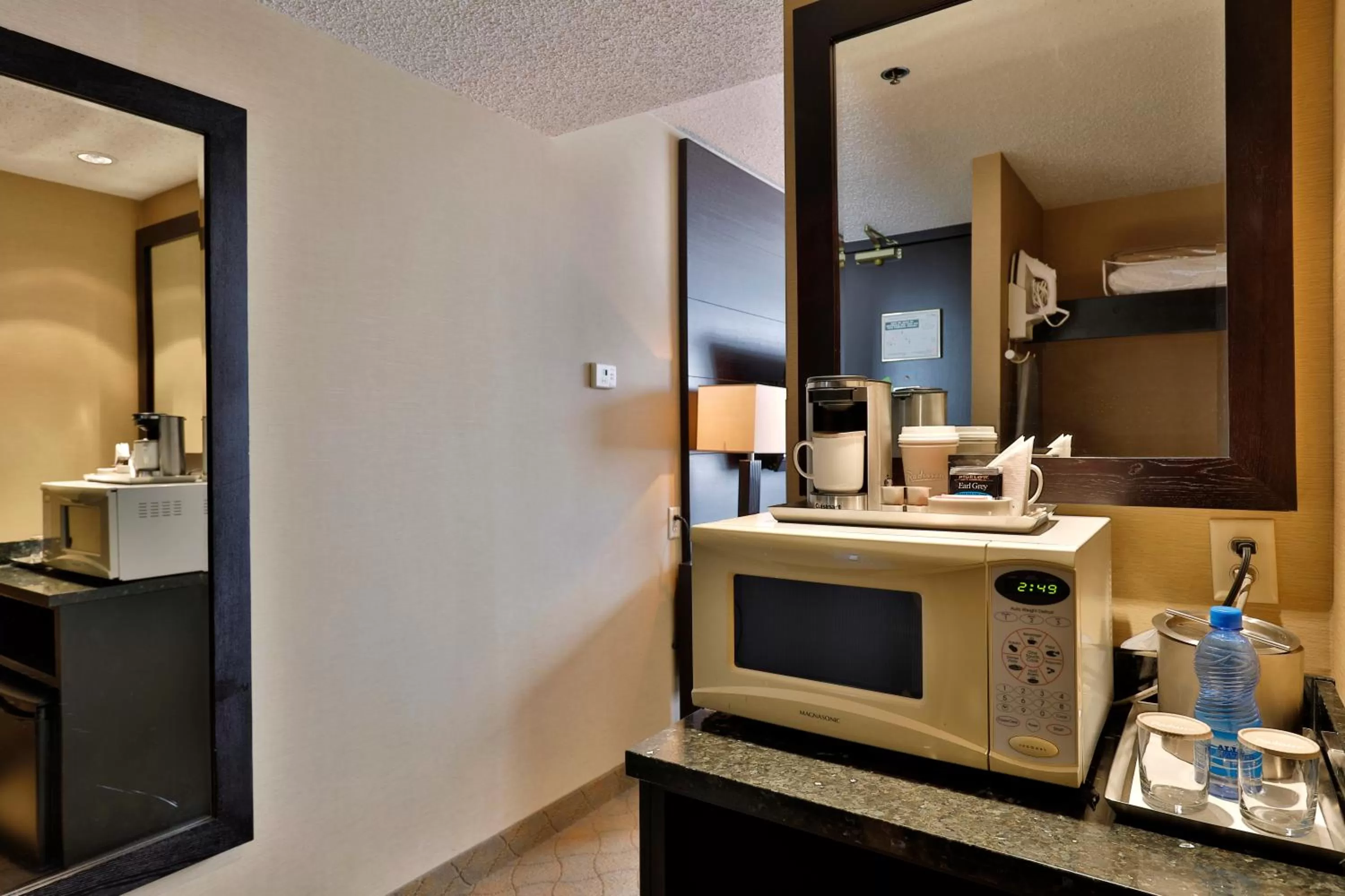 Coffee/tea facilities in Edmonton Hotel & Convention Center Edmonton