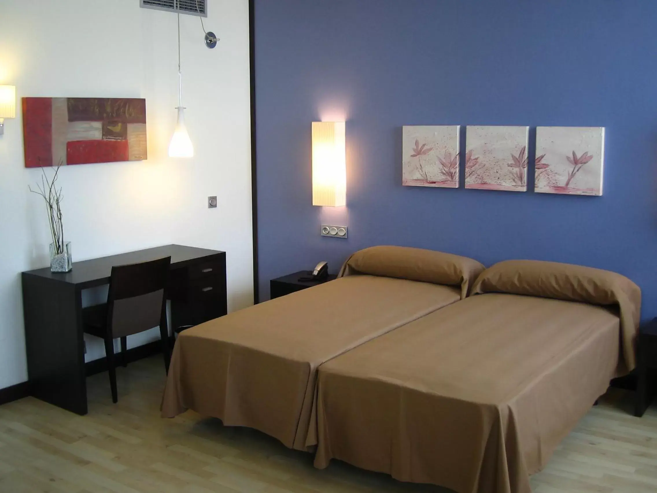 Photo of the whole room in Hotel Puerta de Ocaña Photo of the whole room in Hotel Puerta de Ocaña