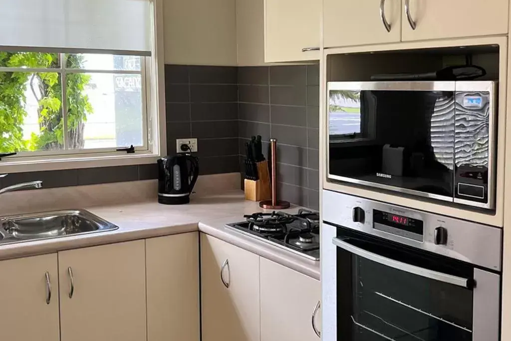 Kitchen or kitchenette, Kitchen/Kitchenette in Silver Fern Rotorua Suites & Spa