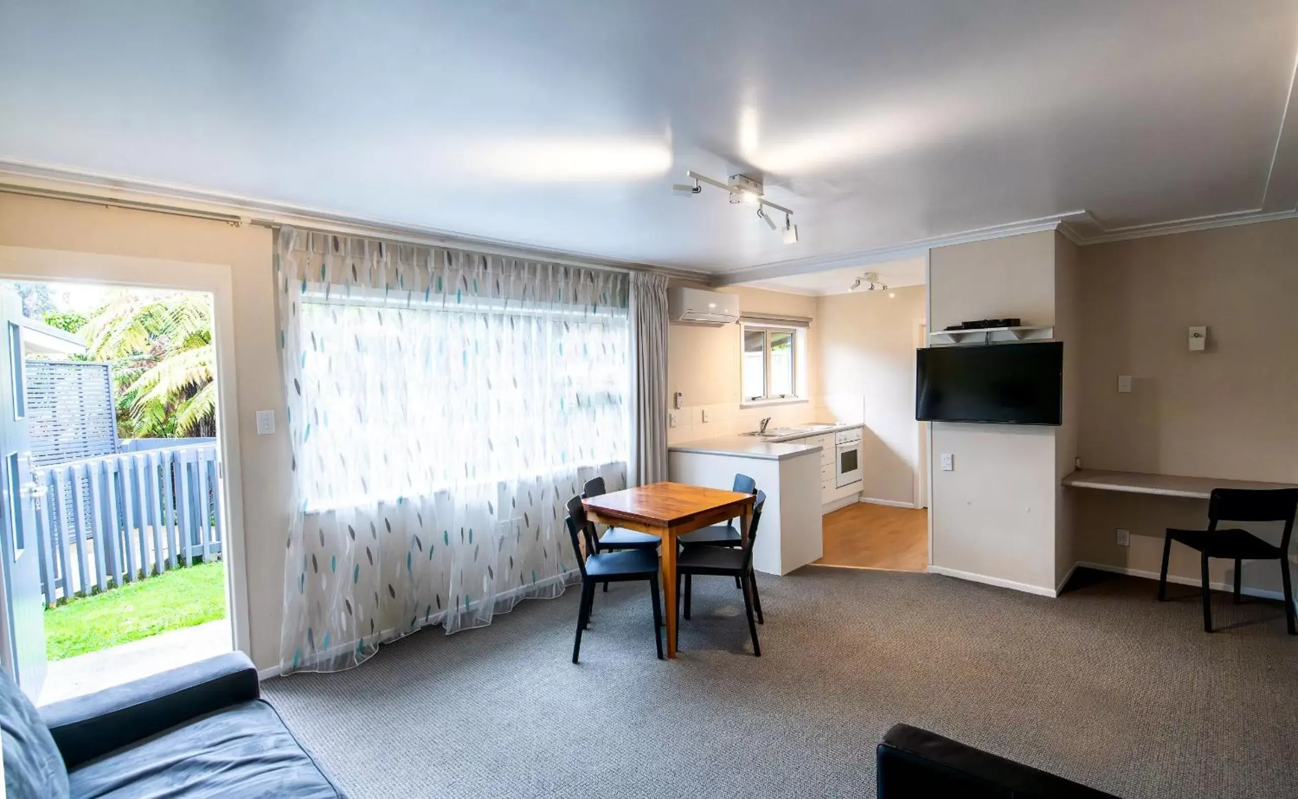 Kitchen or kitchenette, Seating Area in Best Western Braeside Rotorua