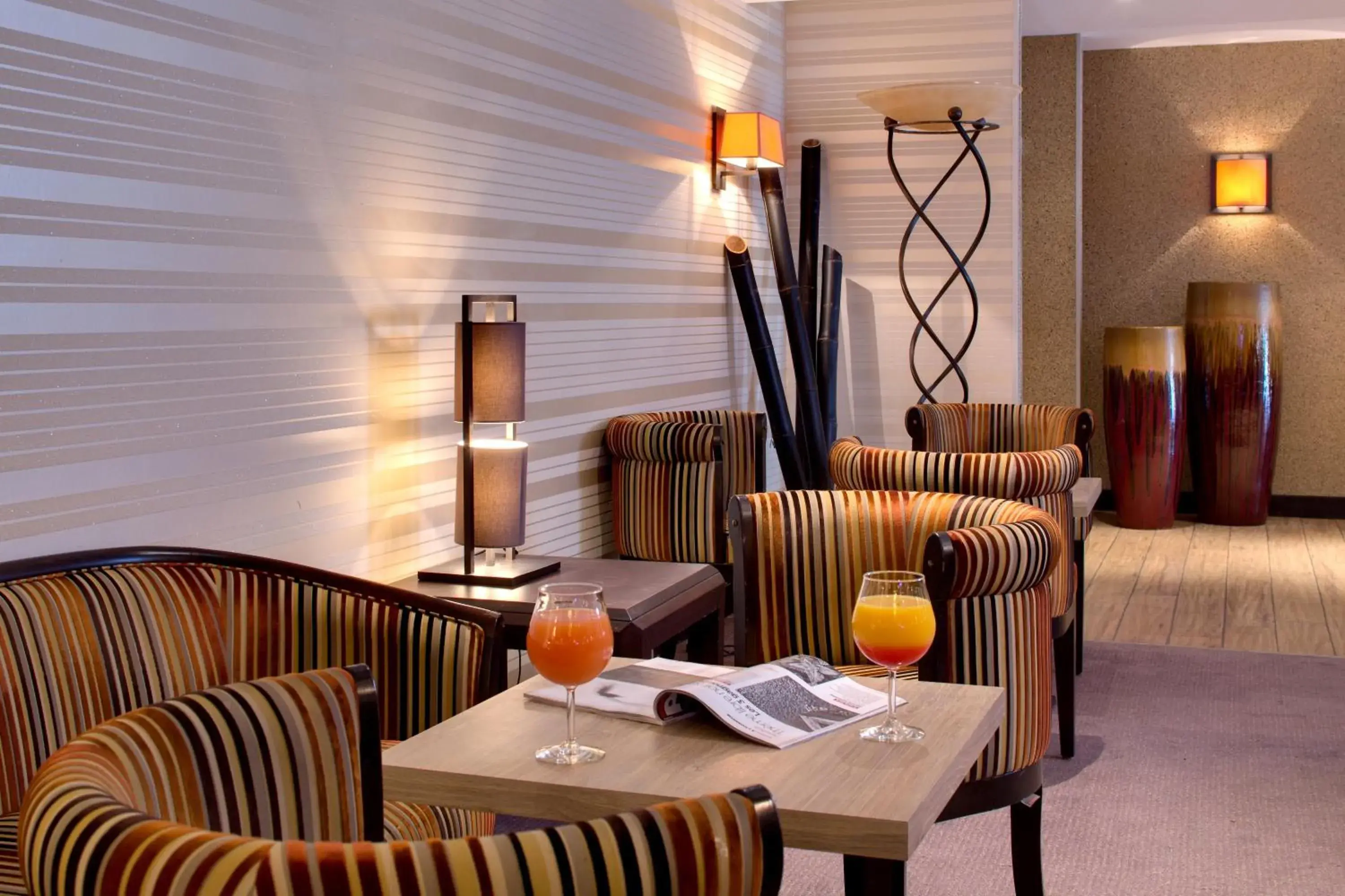 Lounge or bar in Hotel Mercure Vichy Thermalia