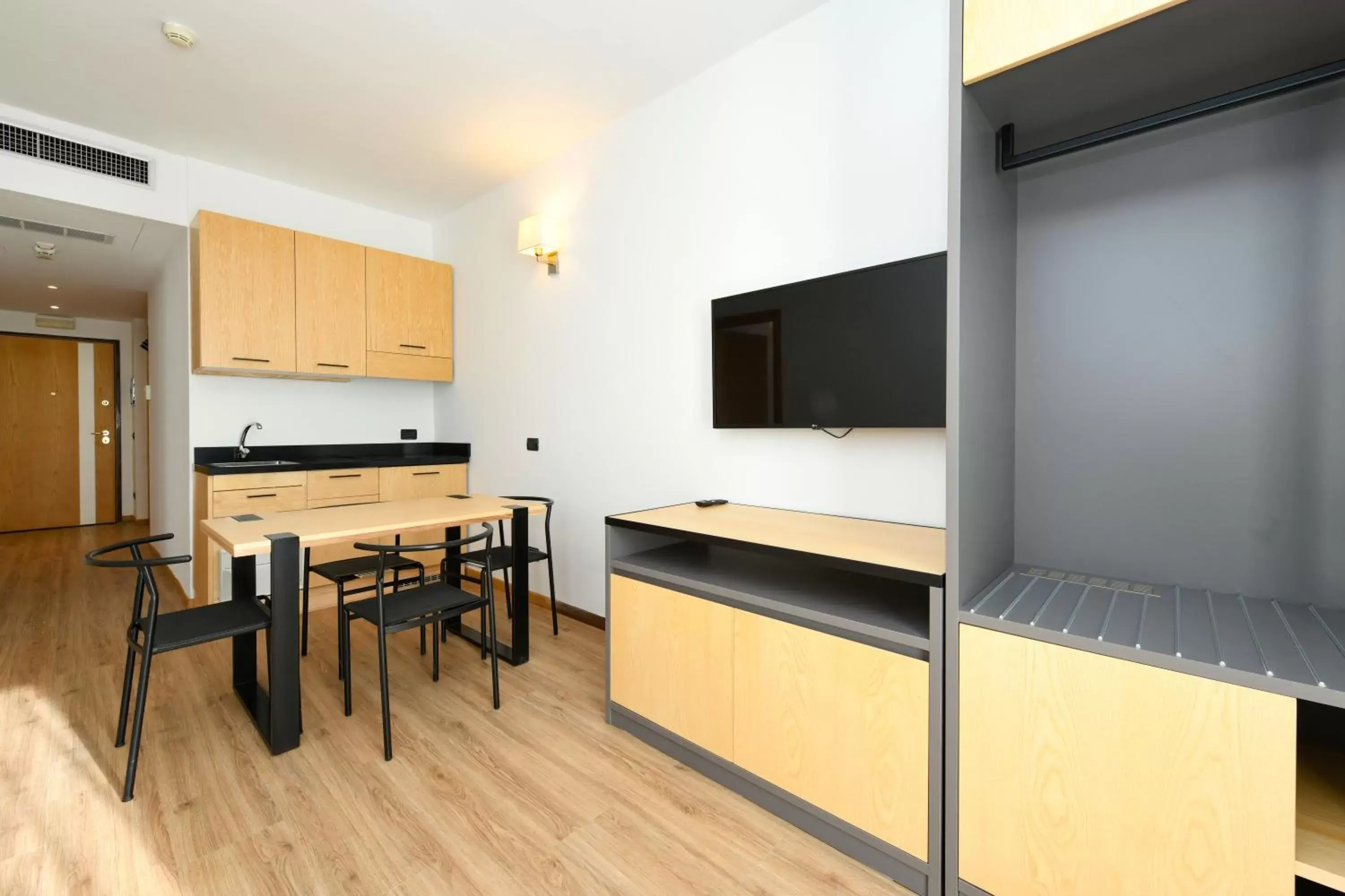 Kitchen or kitchenette, TV/Entertainment Center in Hotel Mauro