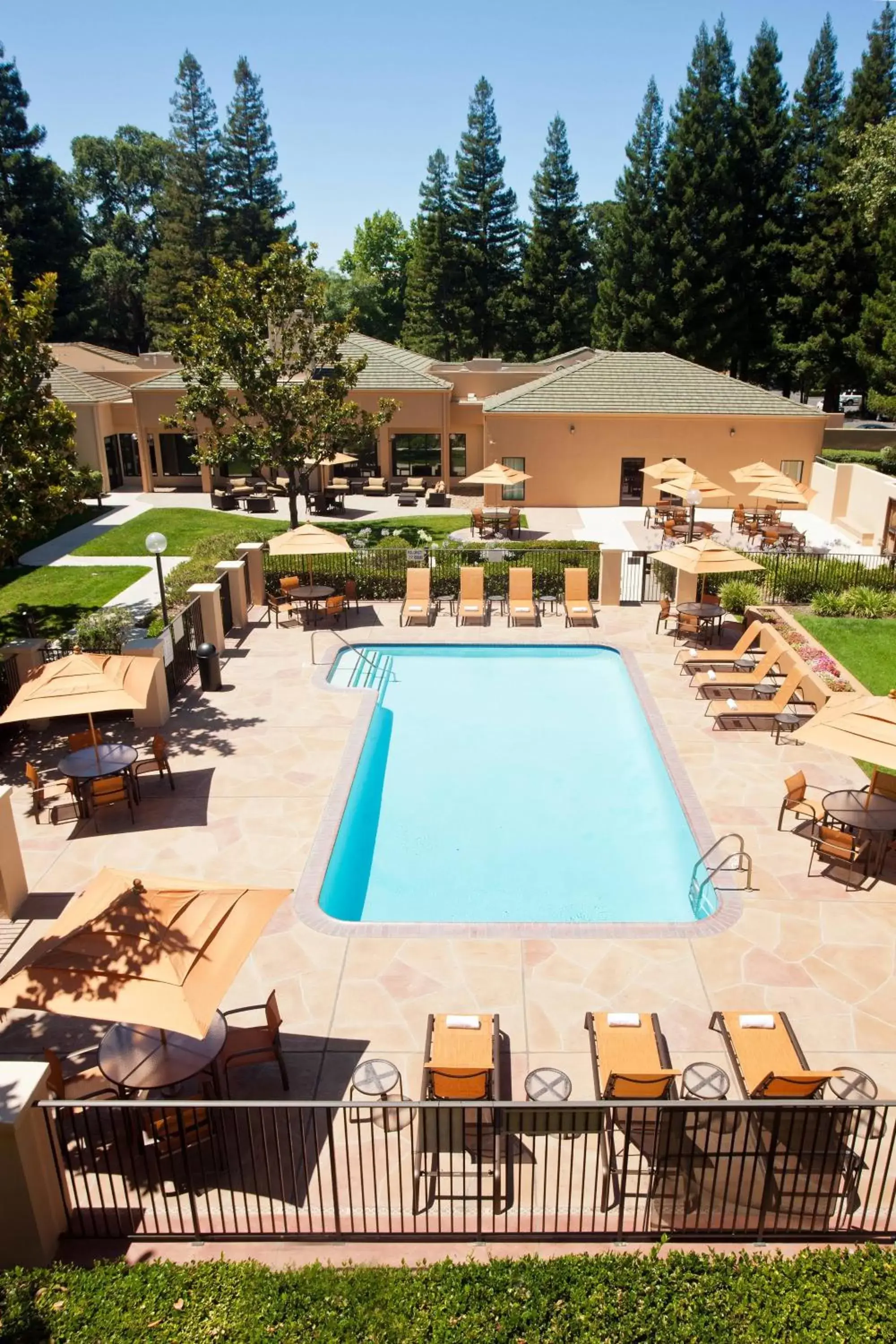 Swimming pool, Pool View in Courtyard Sacramento Airport Natomas