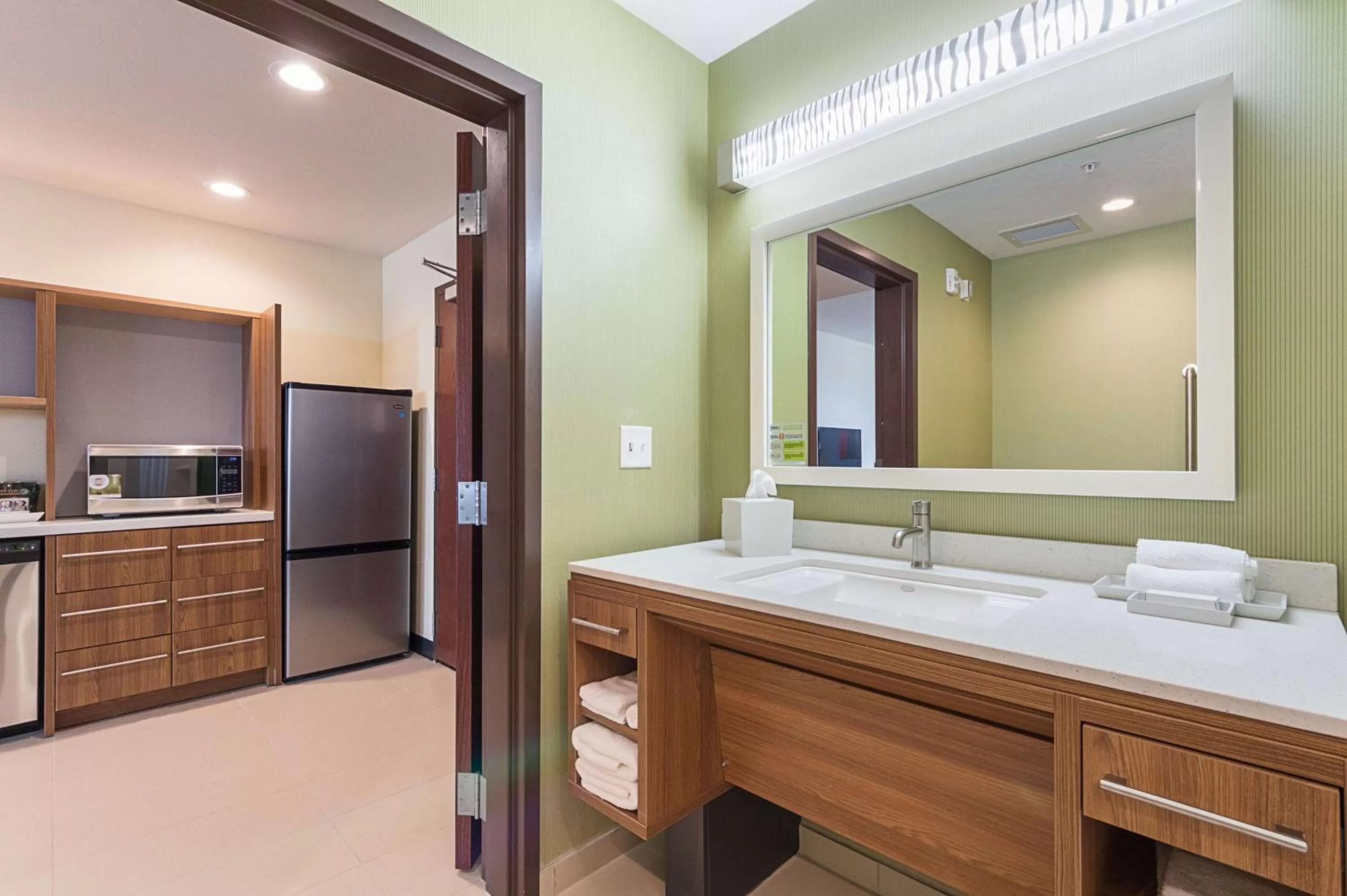 Kitchen or kitchenette in Home2 Suites By Hilton Oklahoma City Yukon