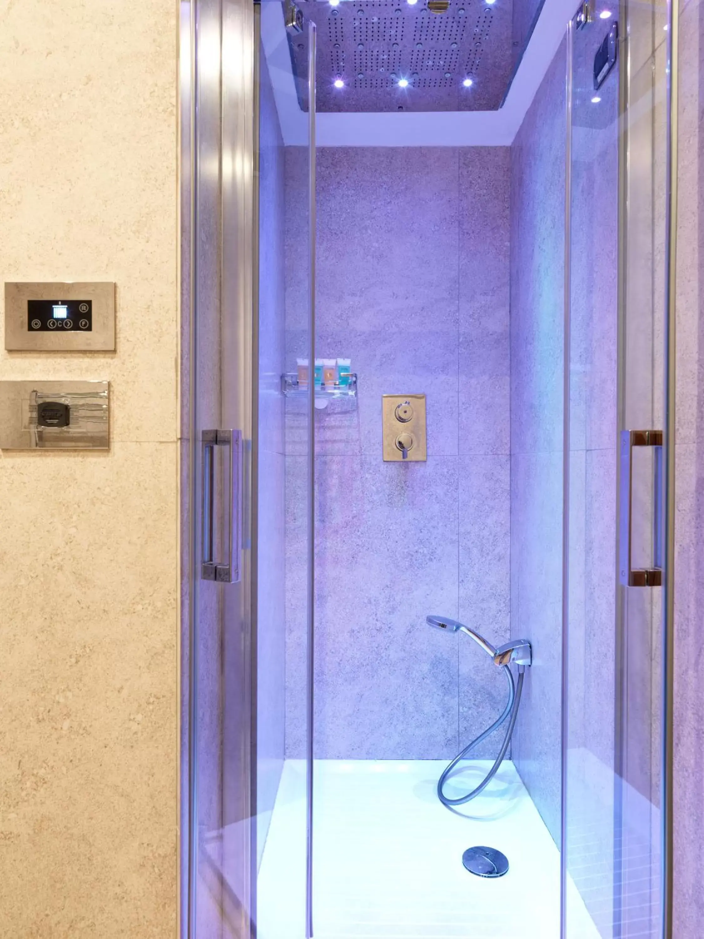 Shower in Hotel Barocco