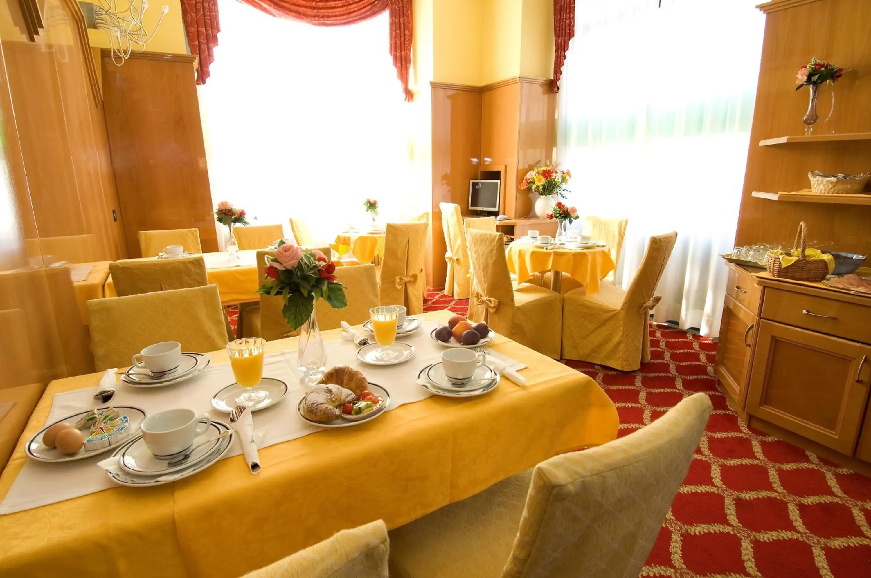 Restaurant/places to eat in Hotel Cinque Giornate Restaurant/places to eat in Hotel Cinque Giornate