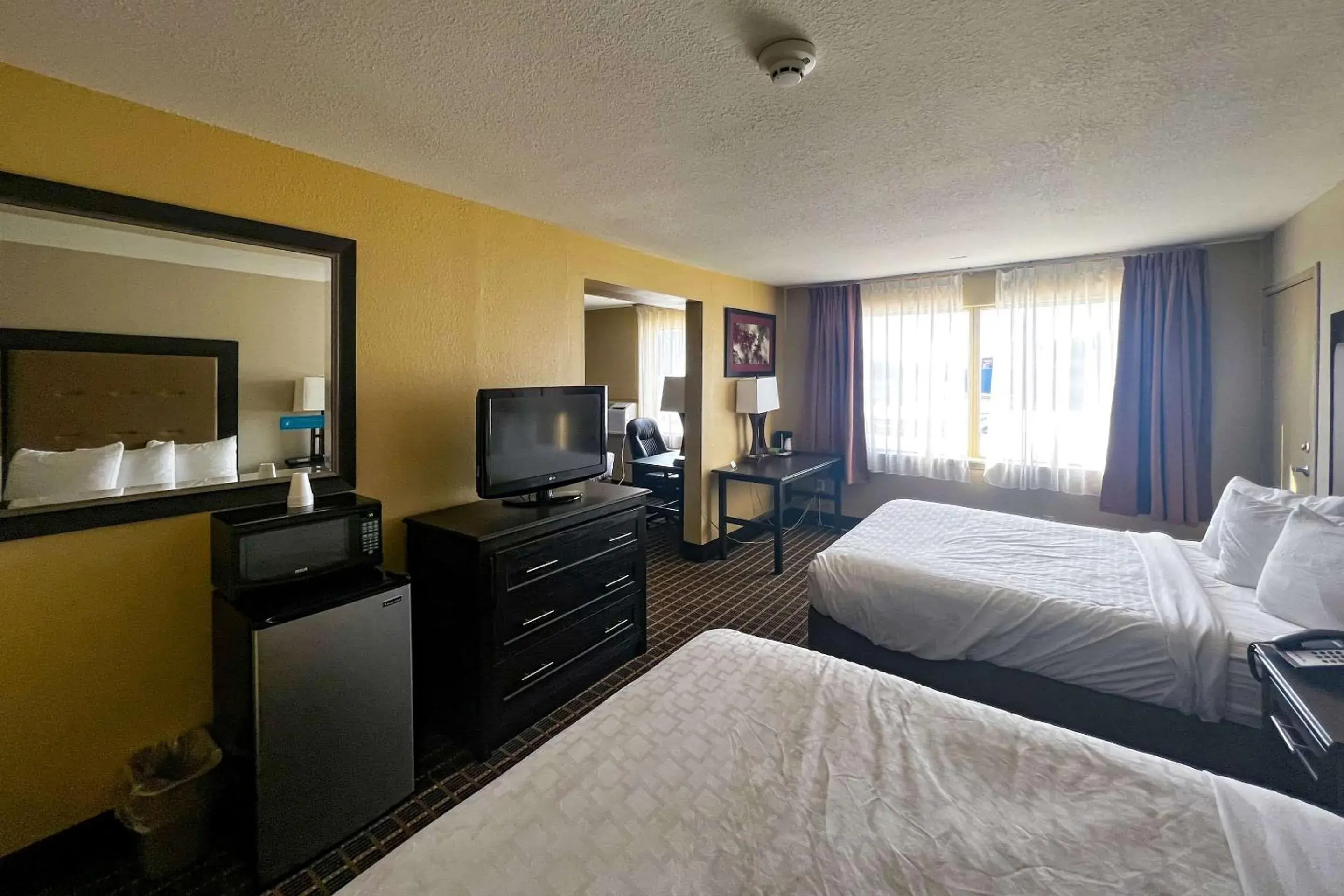 Bedroom, TV/Entertainment Center in Clarion Inn & Suites