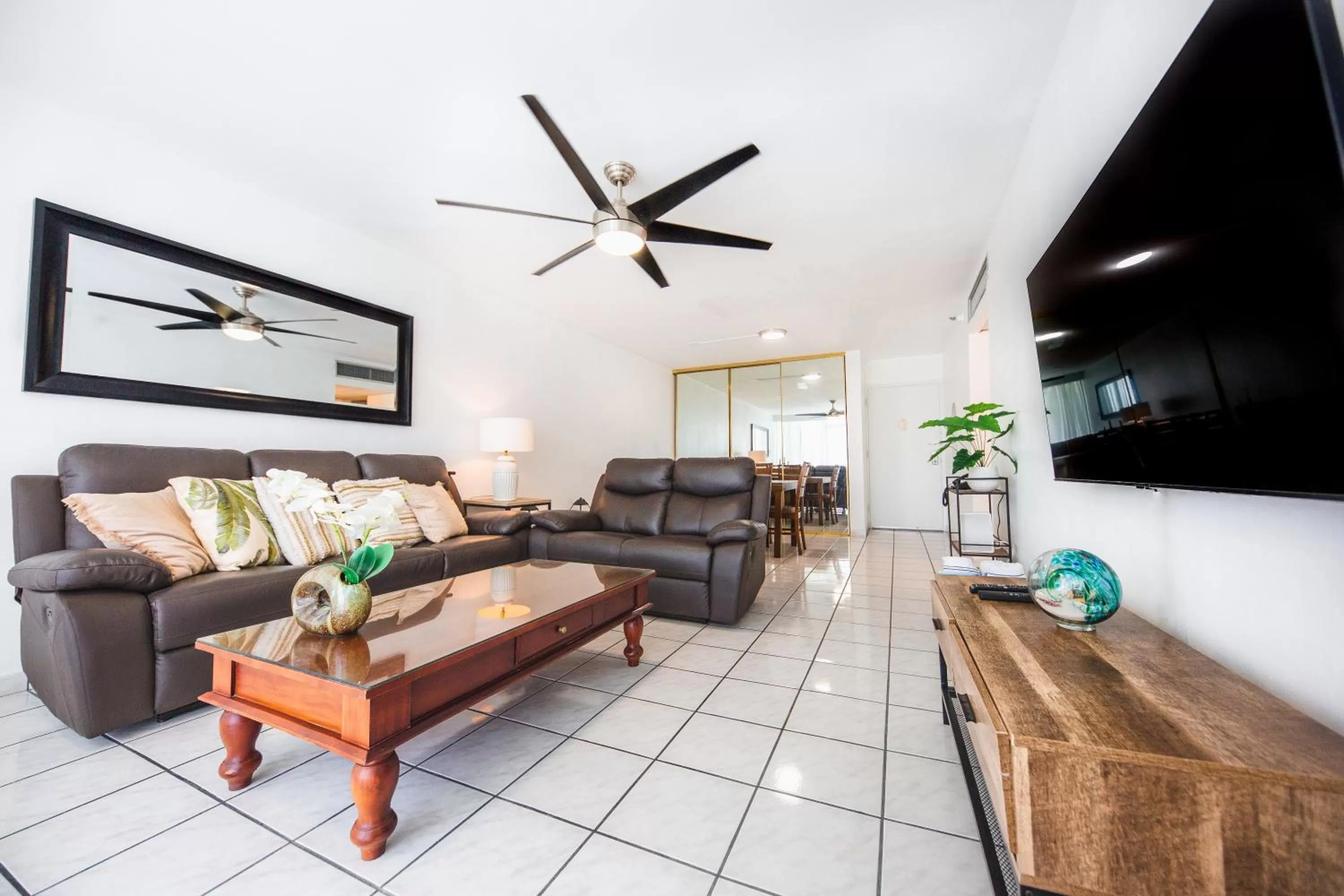 Communal lounge/ TV room in ESJ Towers by Chana