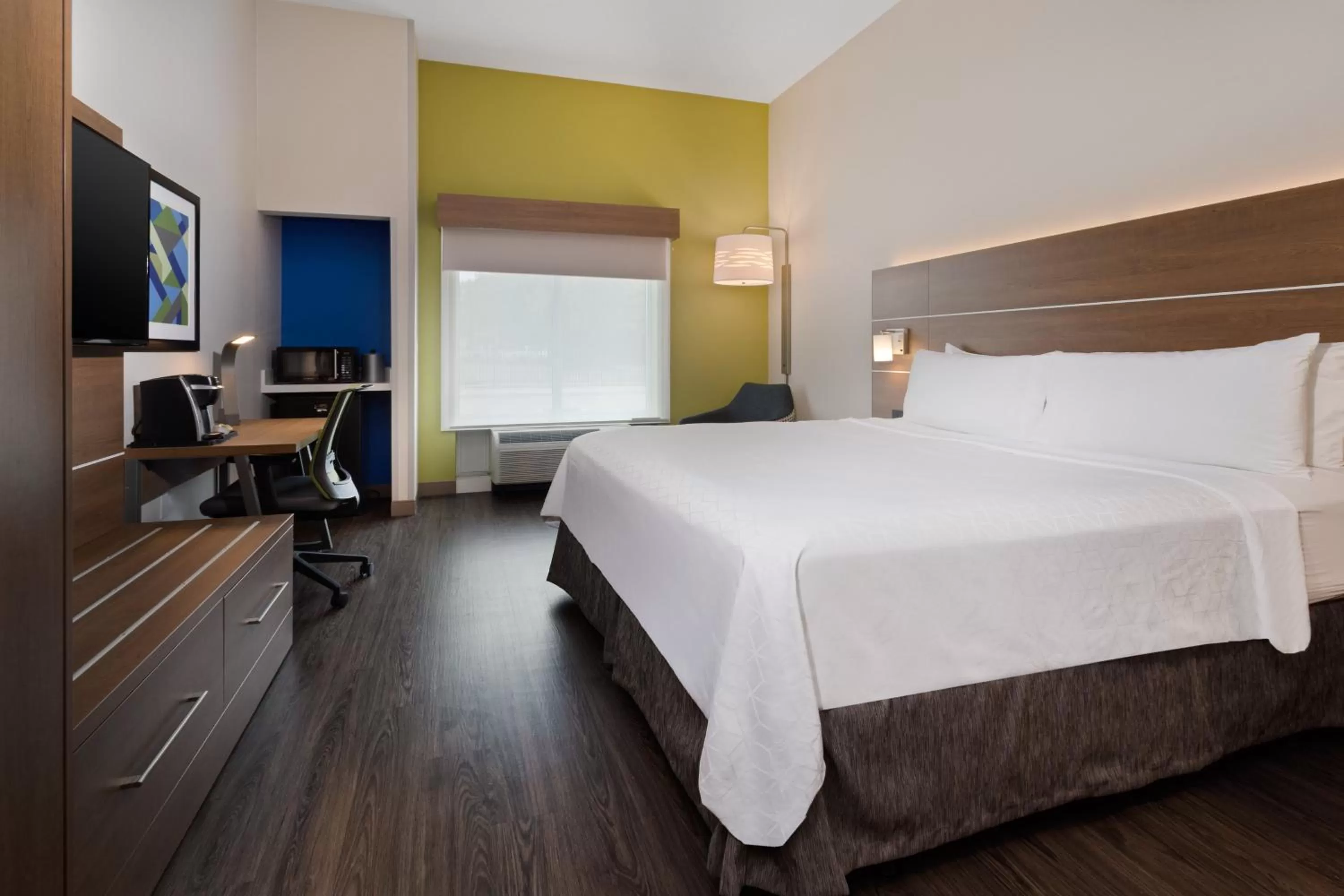 Photo of the whole room, Bed in Holiday Inn Express Hotel & Suites Largo-Clearwater by IHG