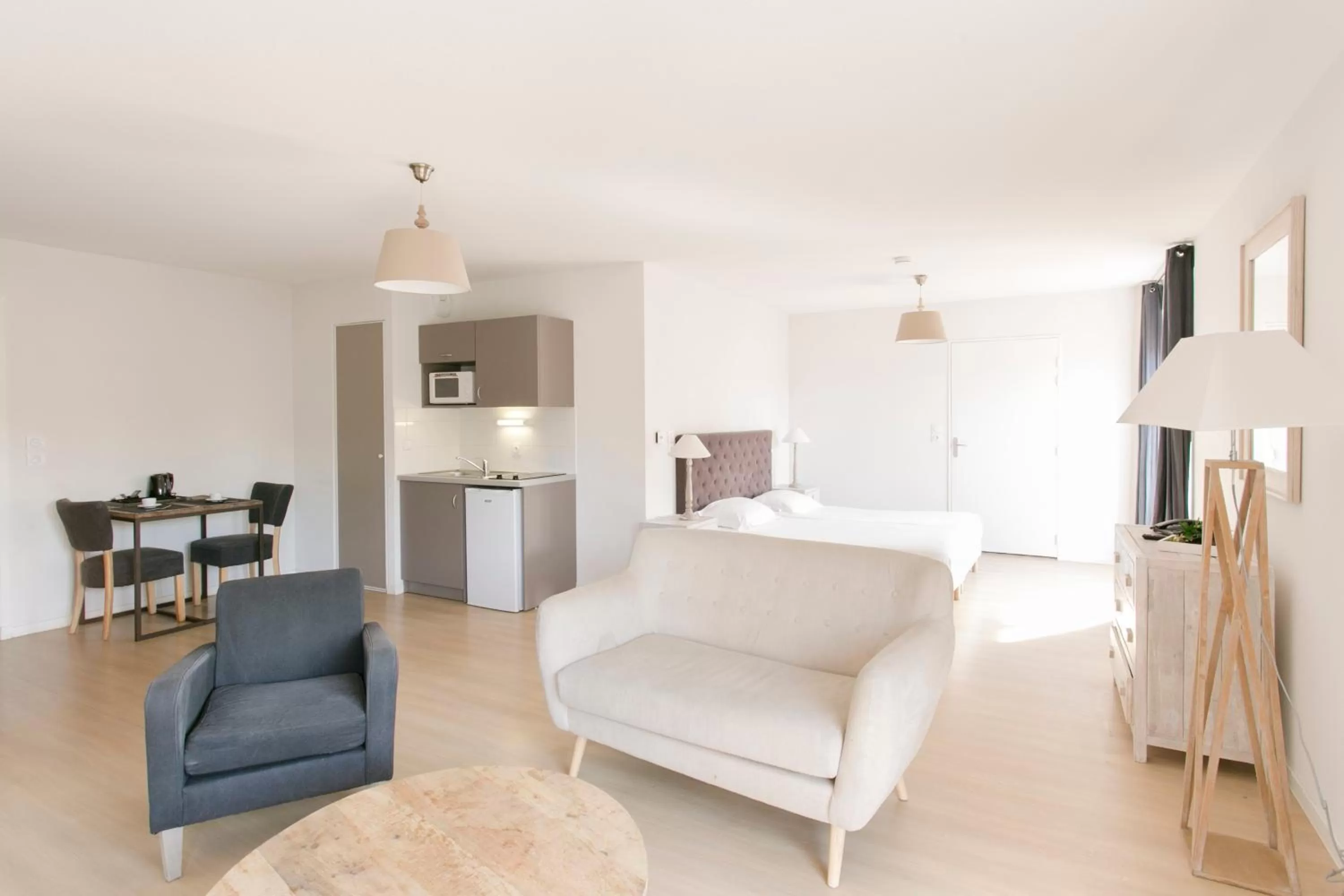 Living room, Bed in Zenao Appart'hôtels Troyes