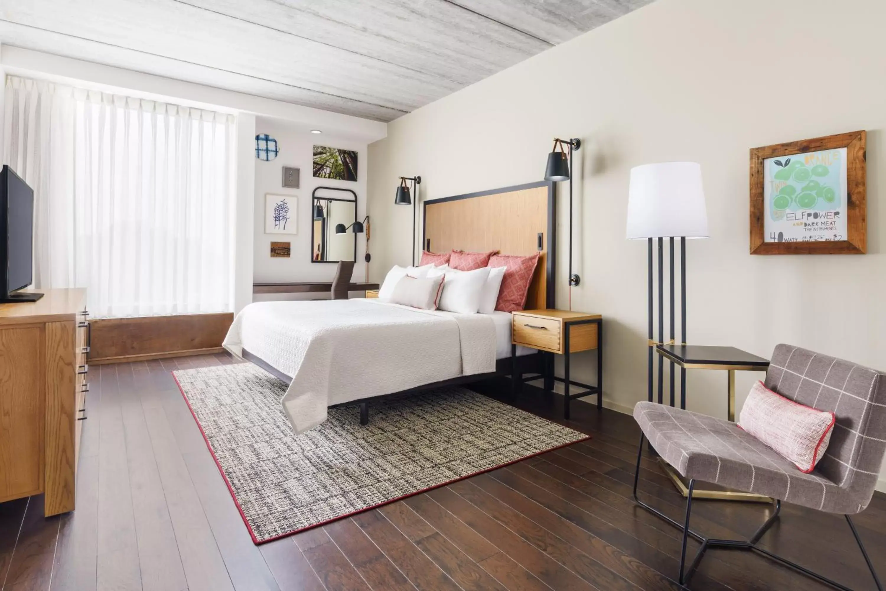 Standard King Room with Roll-in Shower - Mobility Accessible in Hotel Indigo Athens - University Area by IHG Standard King Room with Roll-in Shower - Mobility Accessible in Hotel Indigo Athens - University Area by IHG