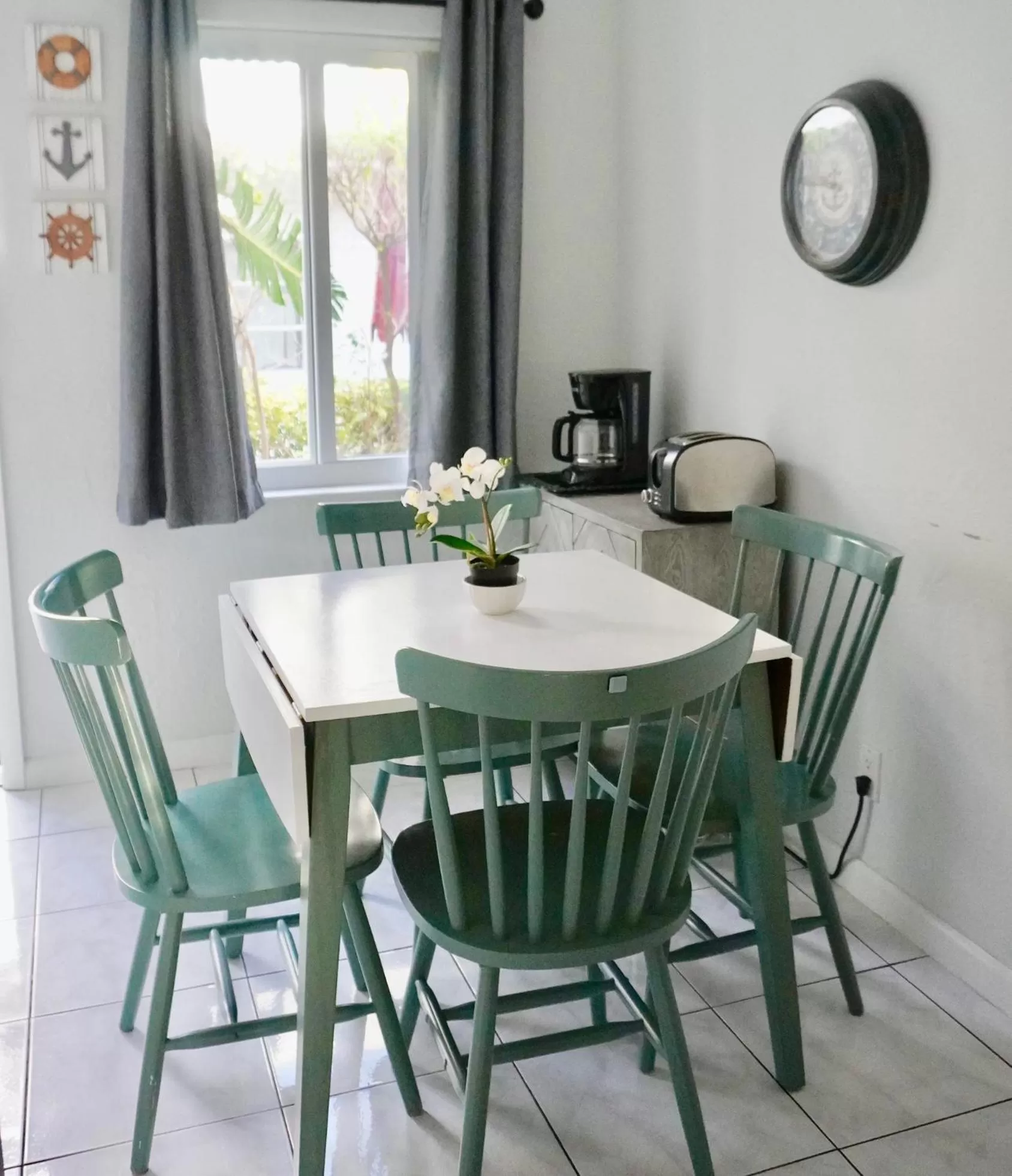 Dining area in 4145 By The Sea Inn & Suites