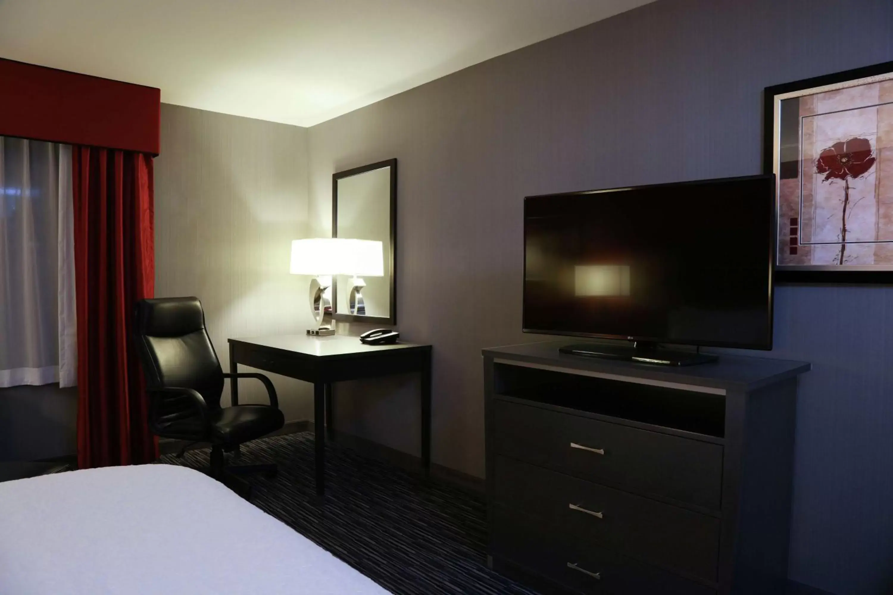 Bedroom, TV/Entertainment Center in Hampton Inn & Suites Temecula