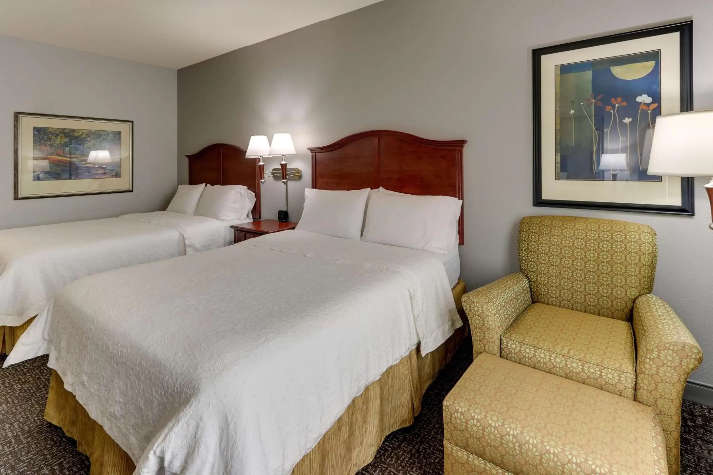 Bed in Hampton Inn & Suites Indianapolis-Airport
