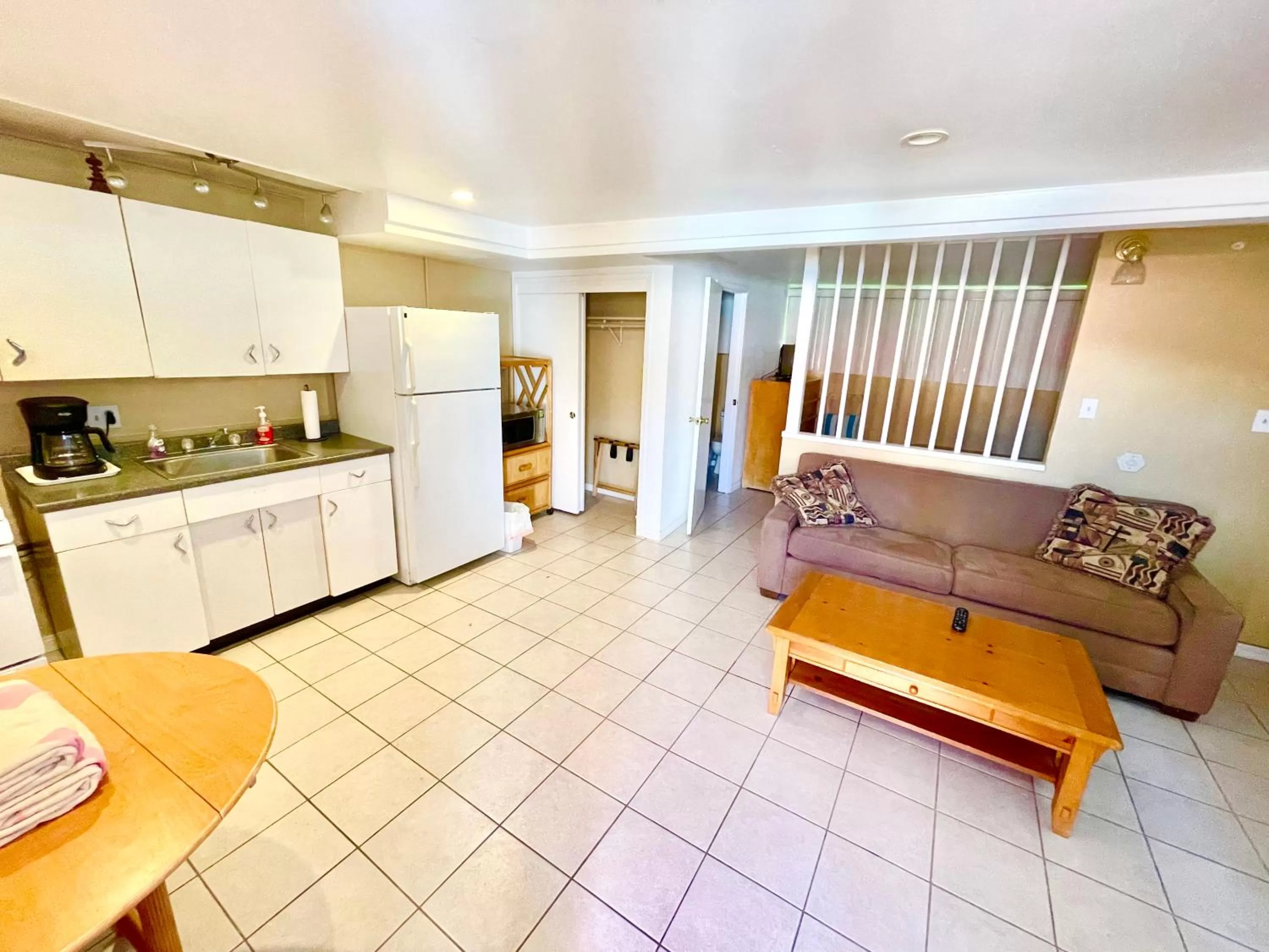 Kitchen or kitchenette in A PLACE IN THE SUN Hotel - ADULTS ONLY Big Units, 24h Heated Pool & Spa in 1 Acre Park Prime Location, DOG Friendly, TOP Midcentury Modern Boutique Hotel