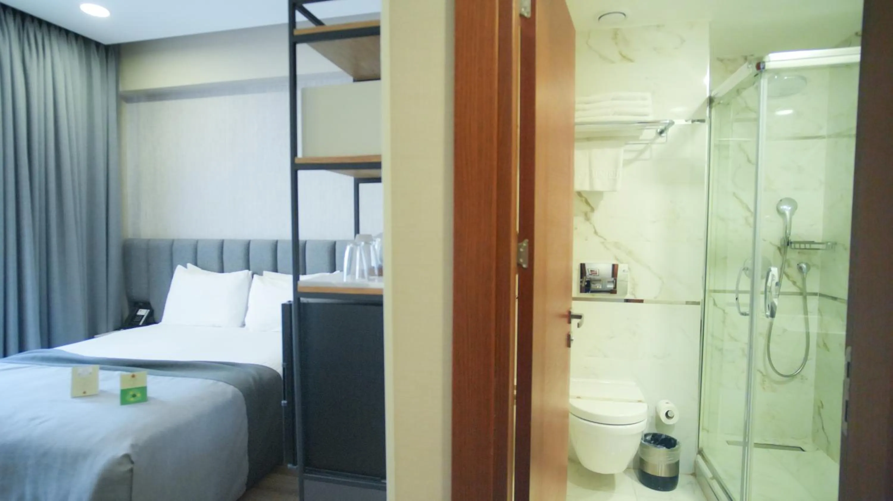 Toilet, Bed in Dosso Dossi Hotels Old City