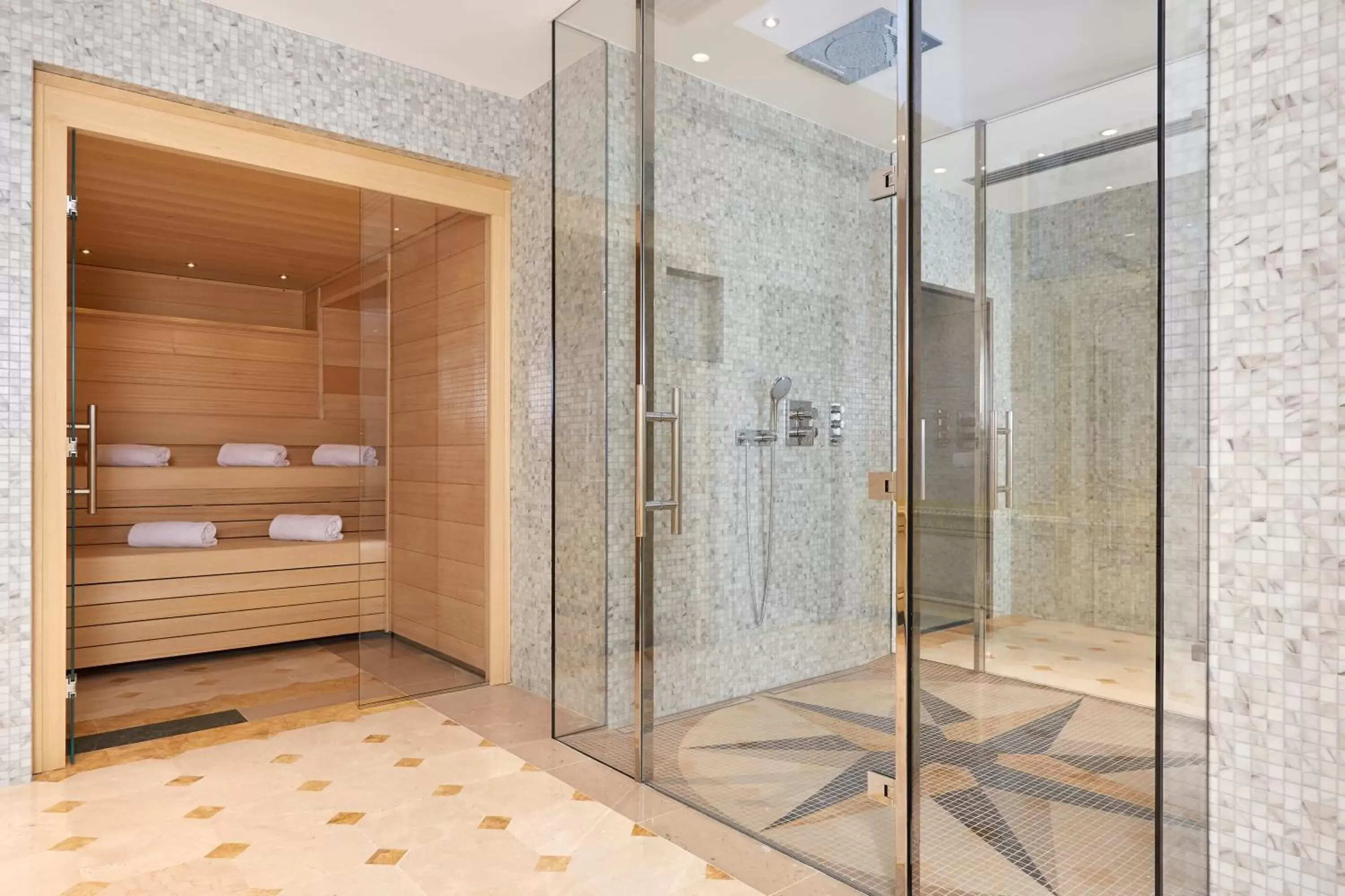 Shower, Bathroom in Hôtel Regina Louvre