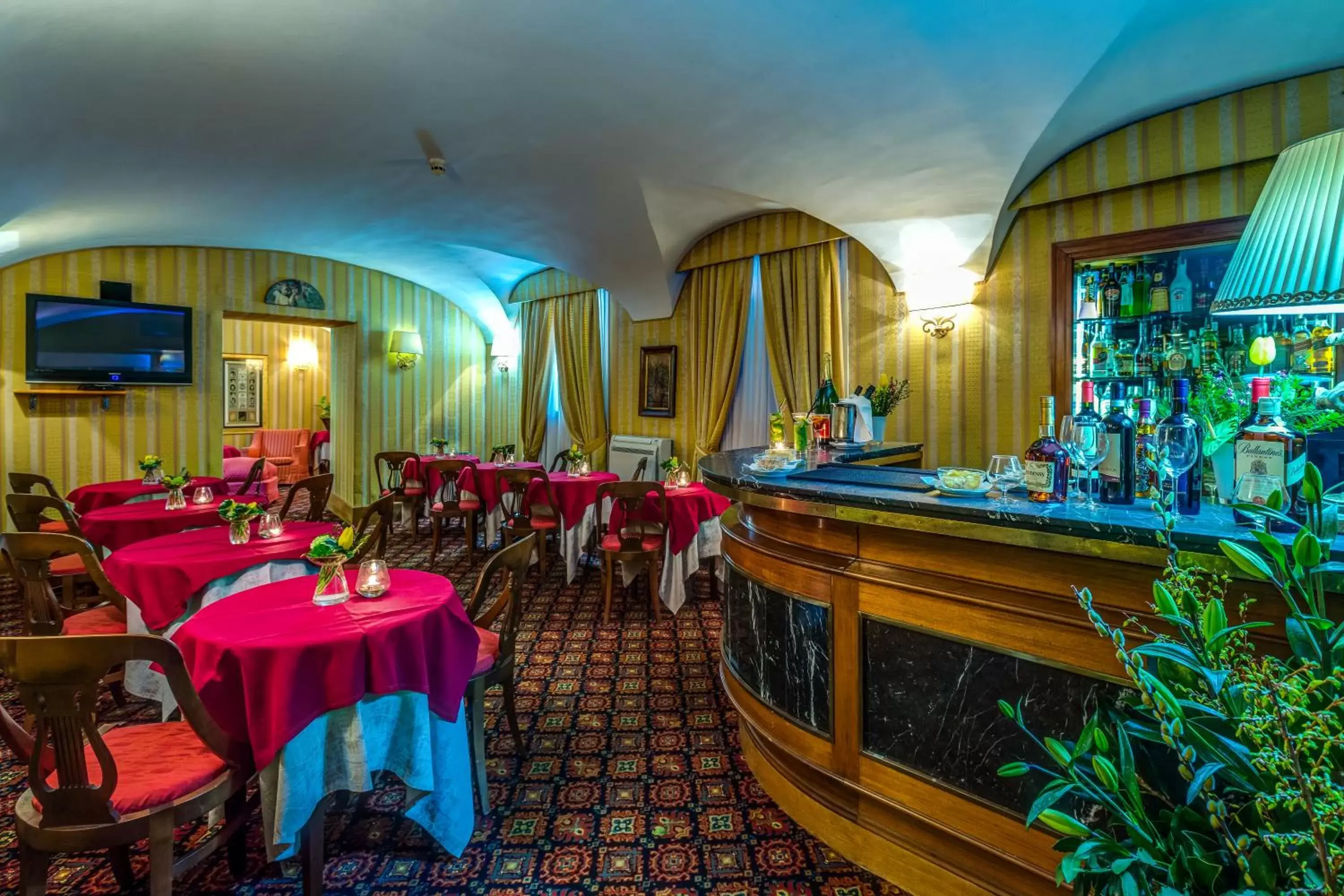 Lounge or bar, Restaurant/Places to Eat in Atlante Garden Hotel