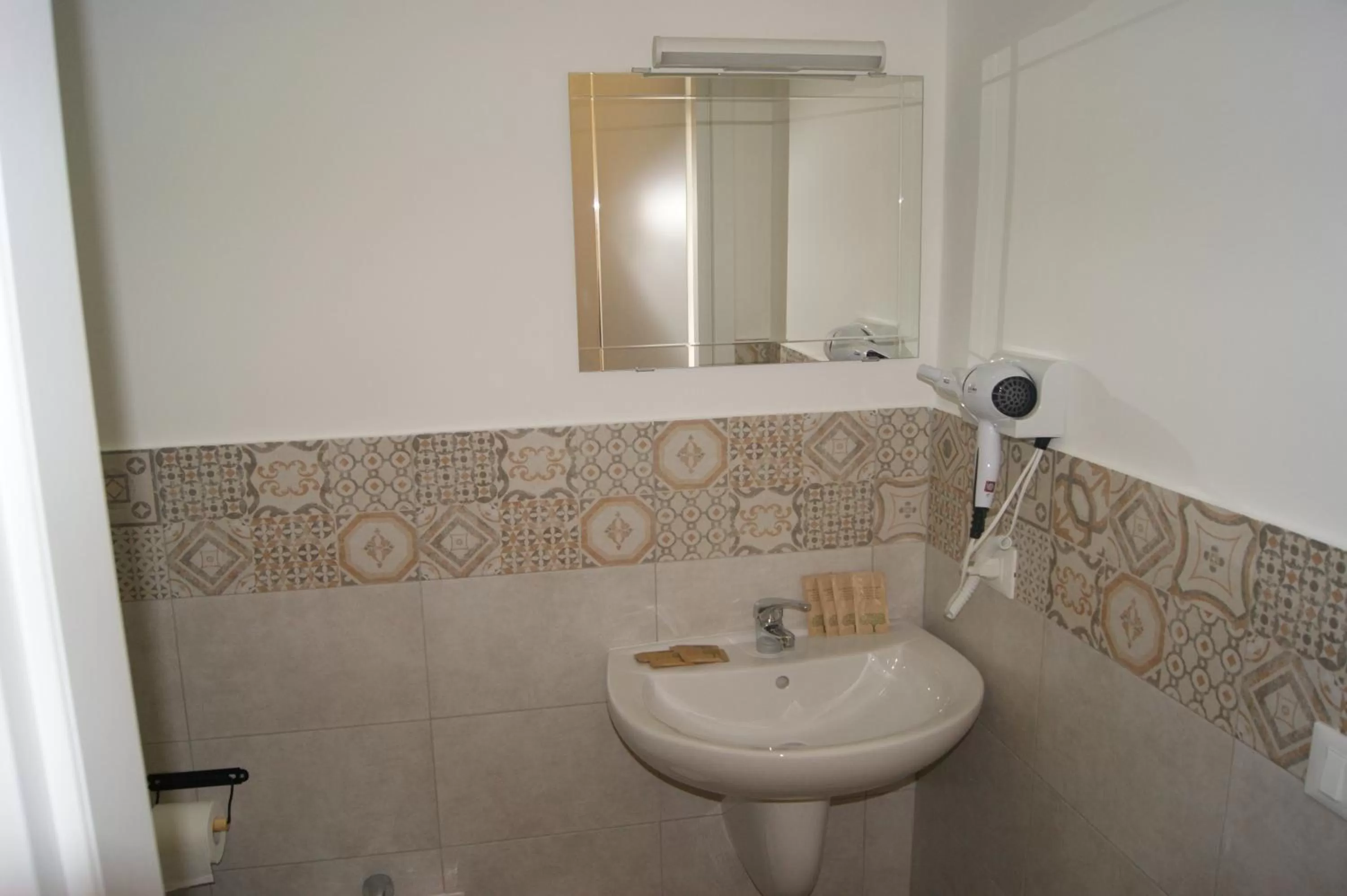 Toilet, Bathroom in Arome B&B