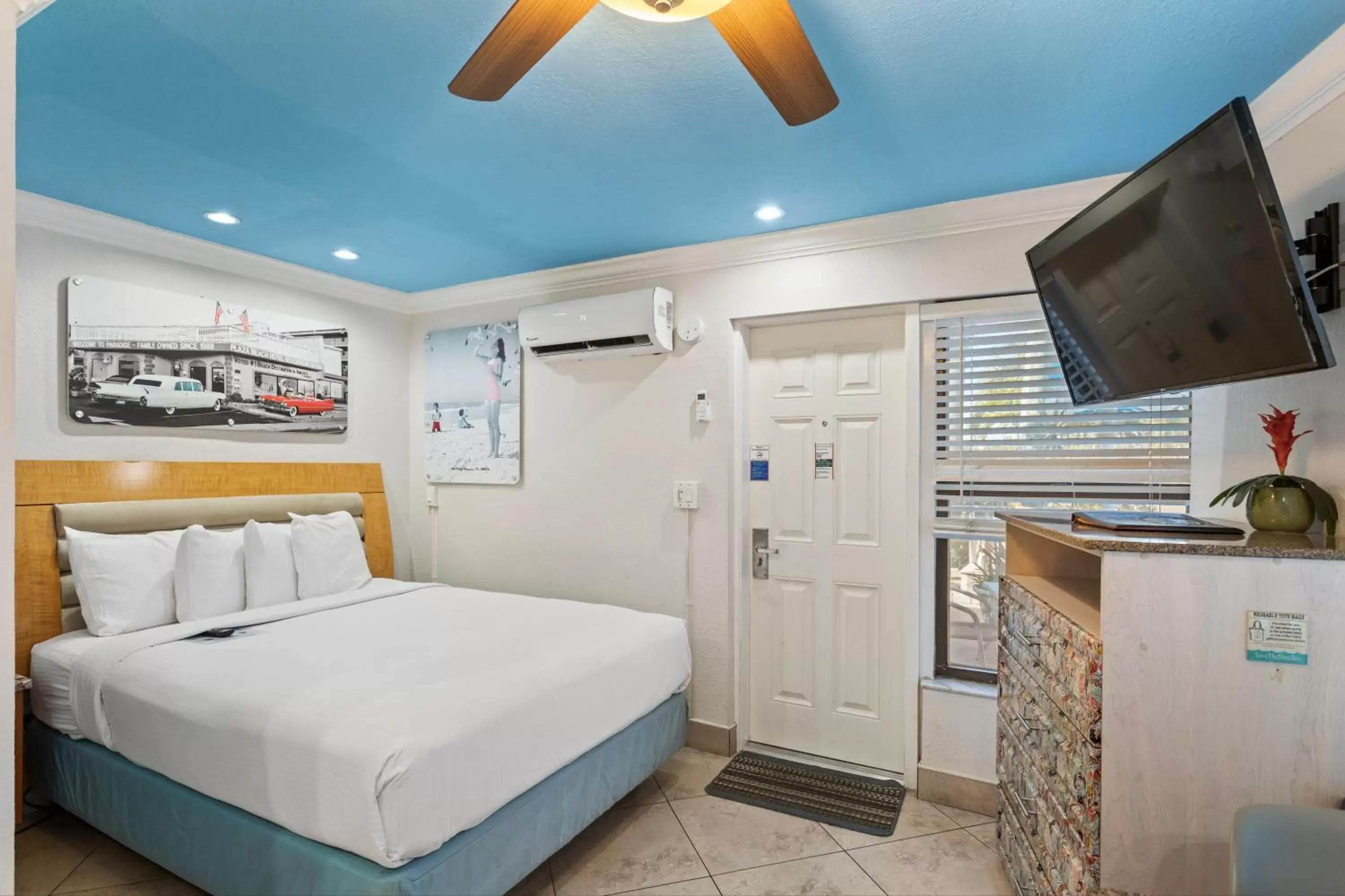 TV and multimedia, Bed in Plaza Beach Hotel - Beachfront Resort