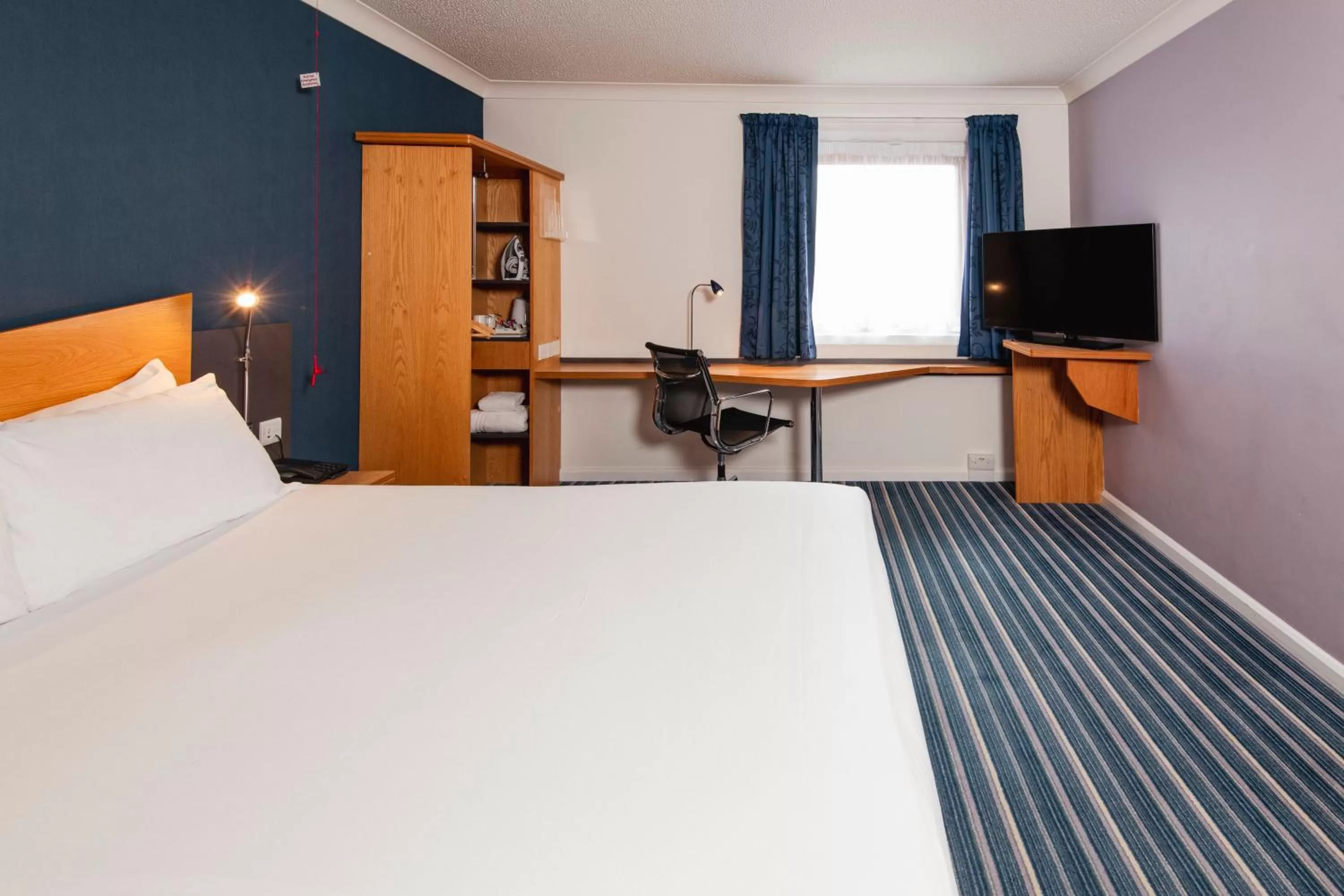 Bedroom, Bed in Holiday Inn Express London - Wandsworth by IHG