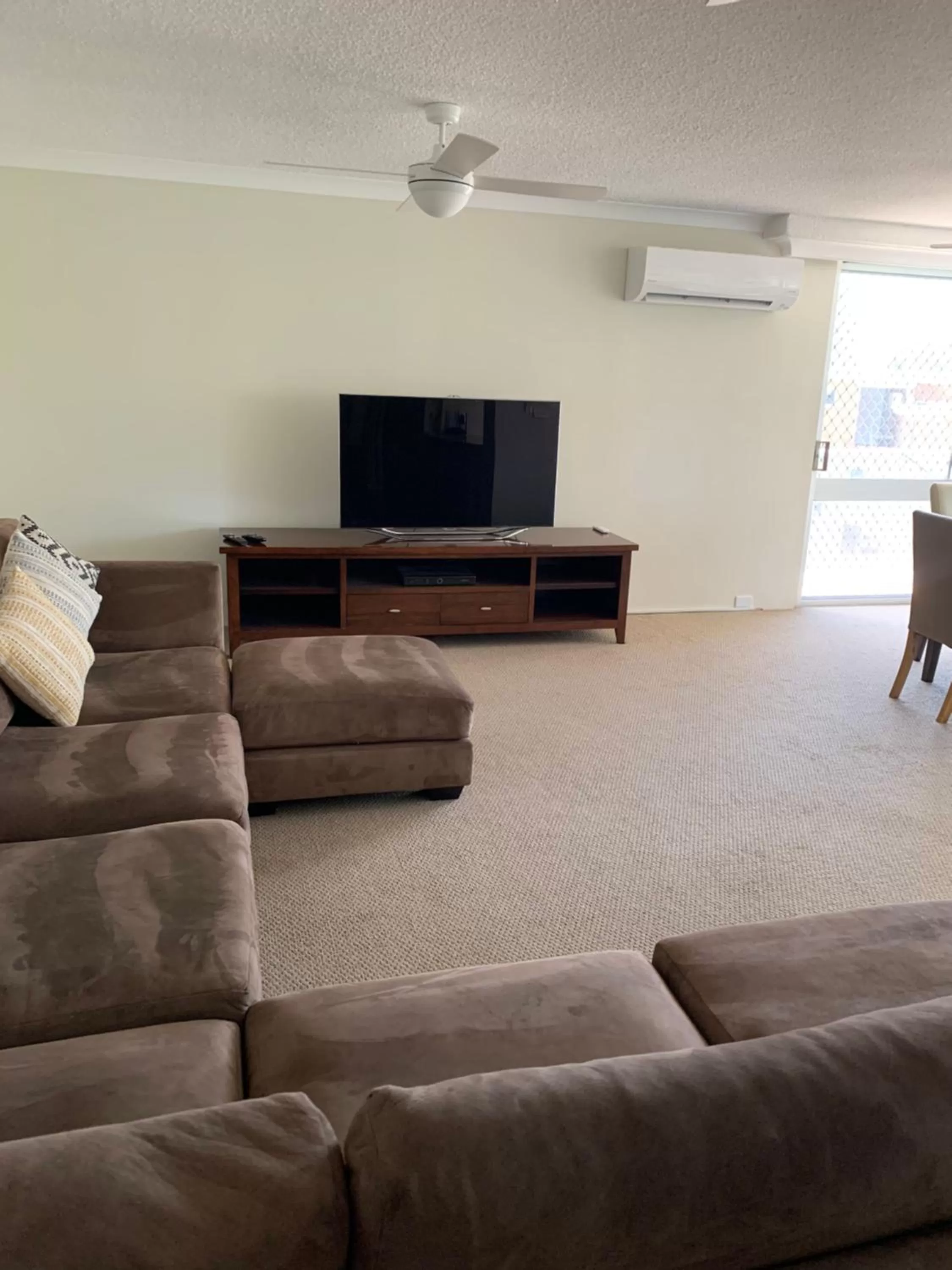 Living room in Pacific Regis Beachfront Holiday Apartments