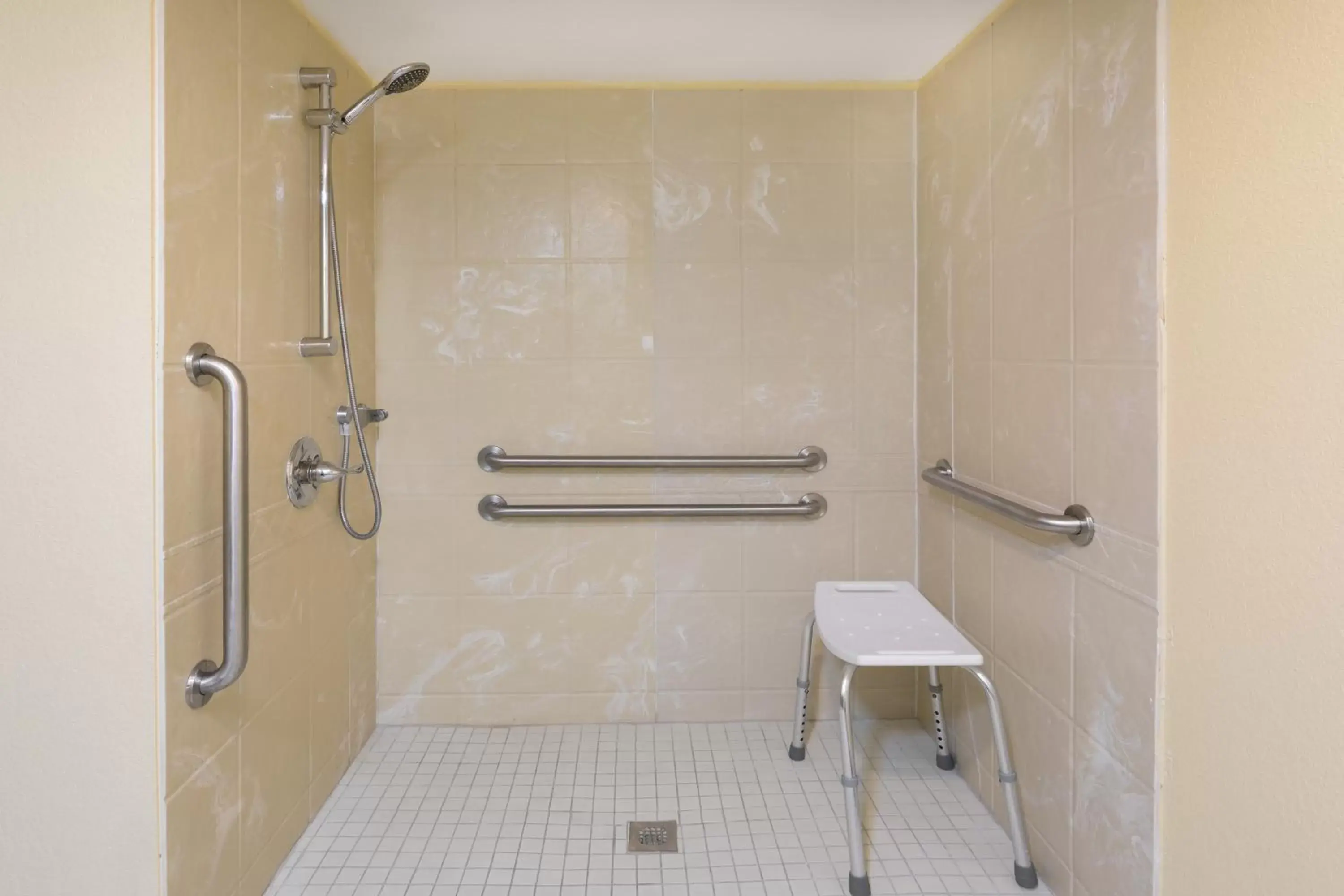 acessibility, Bathroom in Days Inn by Wyndham New Orleans Pontchartrain