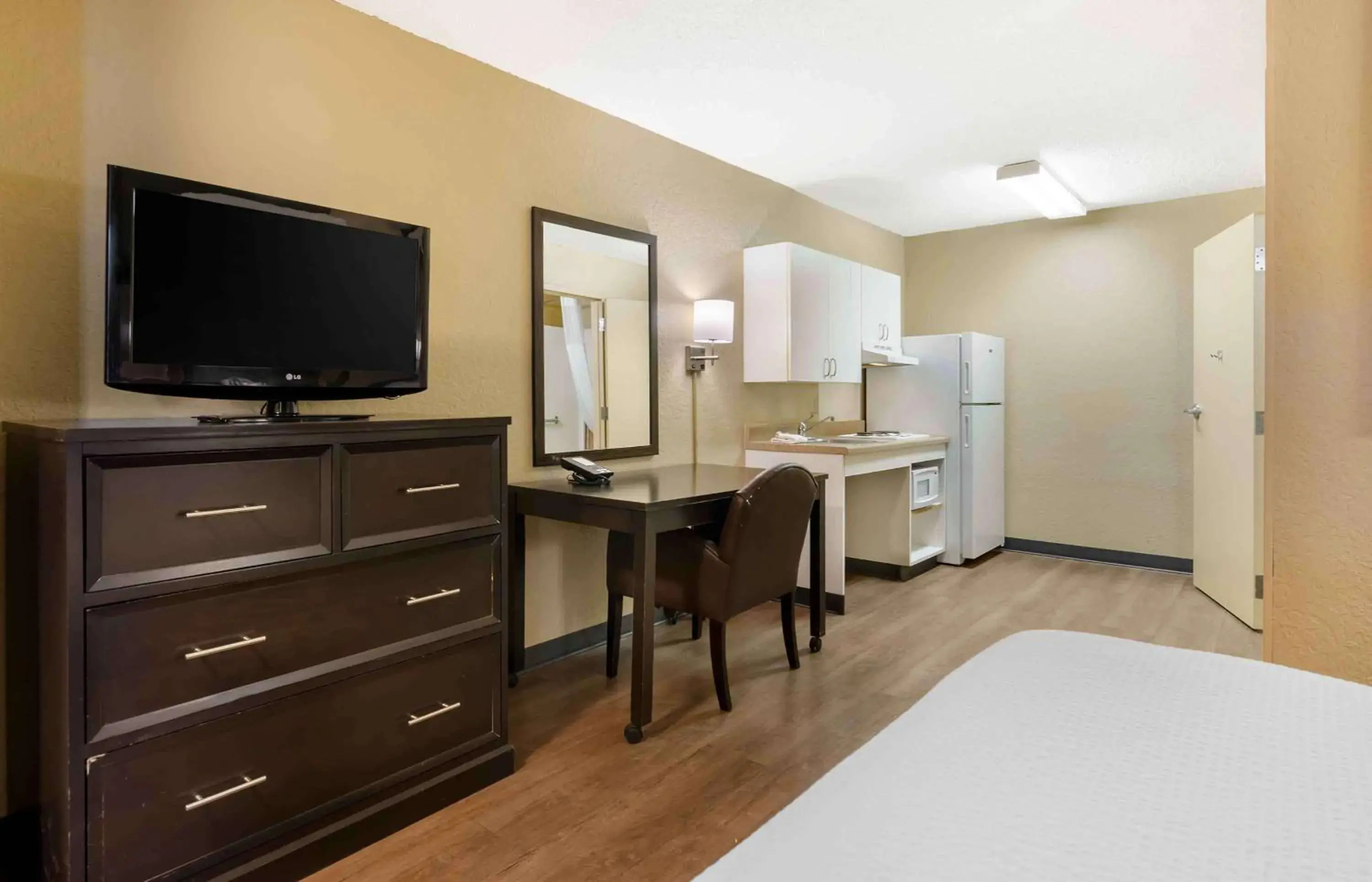 Bedroom, TV/Entertainment Center in Extended Stay America Select Suites - Roanoke - Airport