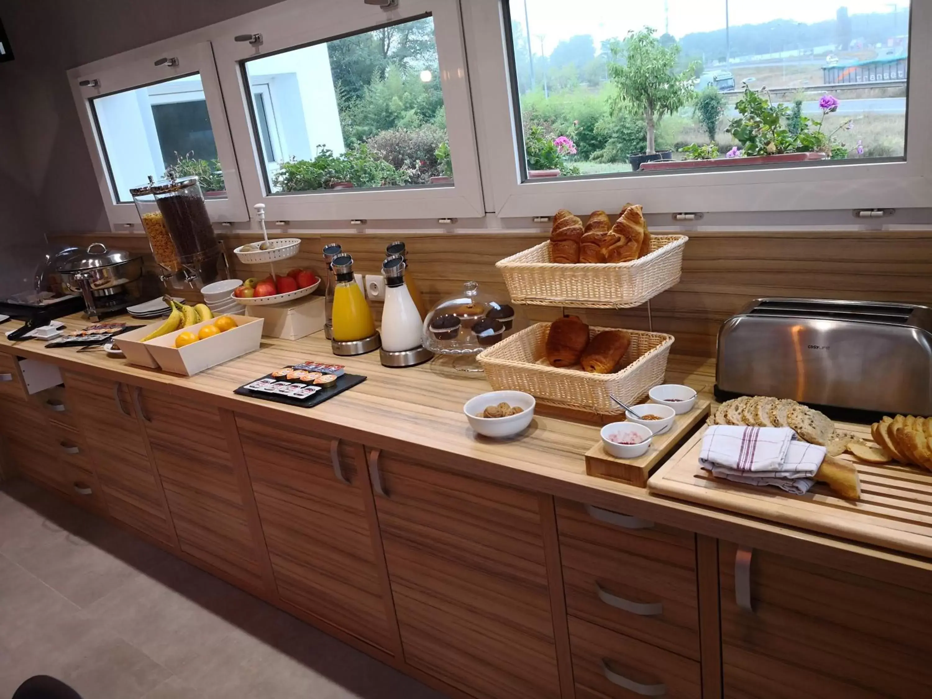 Buffet breakfast in Best Hotel Bordeaux Sud
