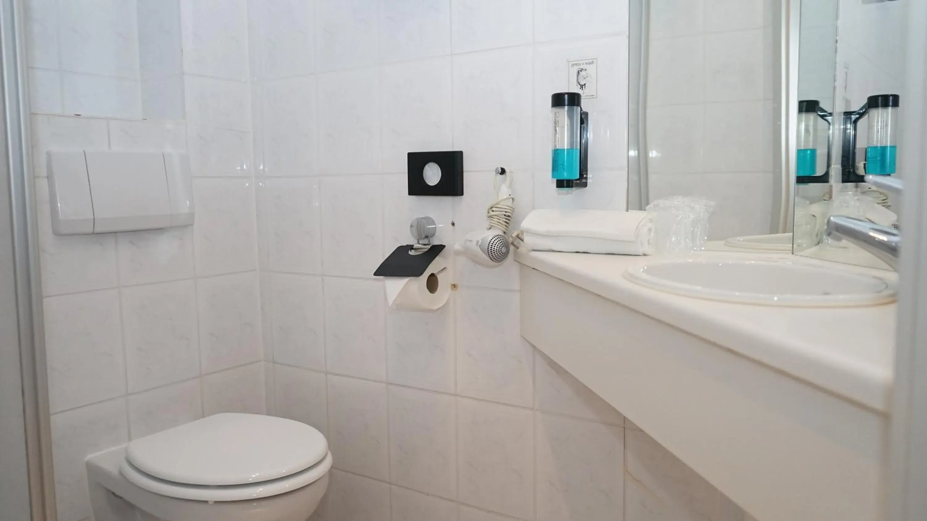 Toilet, Bathroom in Entrée Hotel Glinde