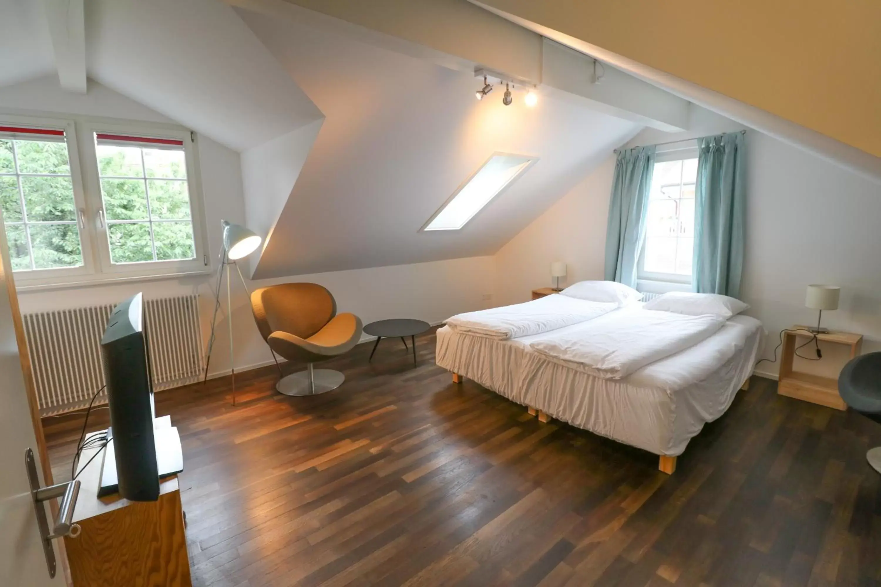 Photo of the whole room, Bed in EMMA Bett und Bistro