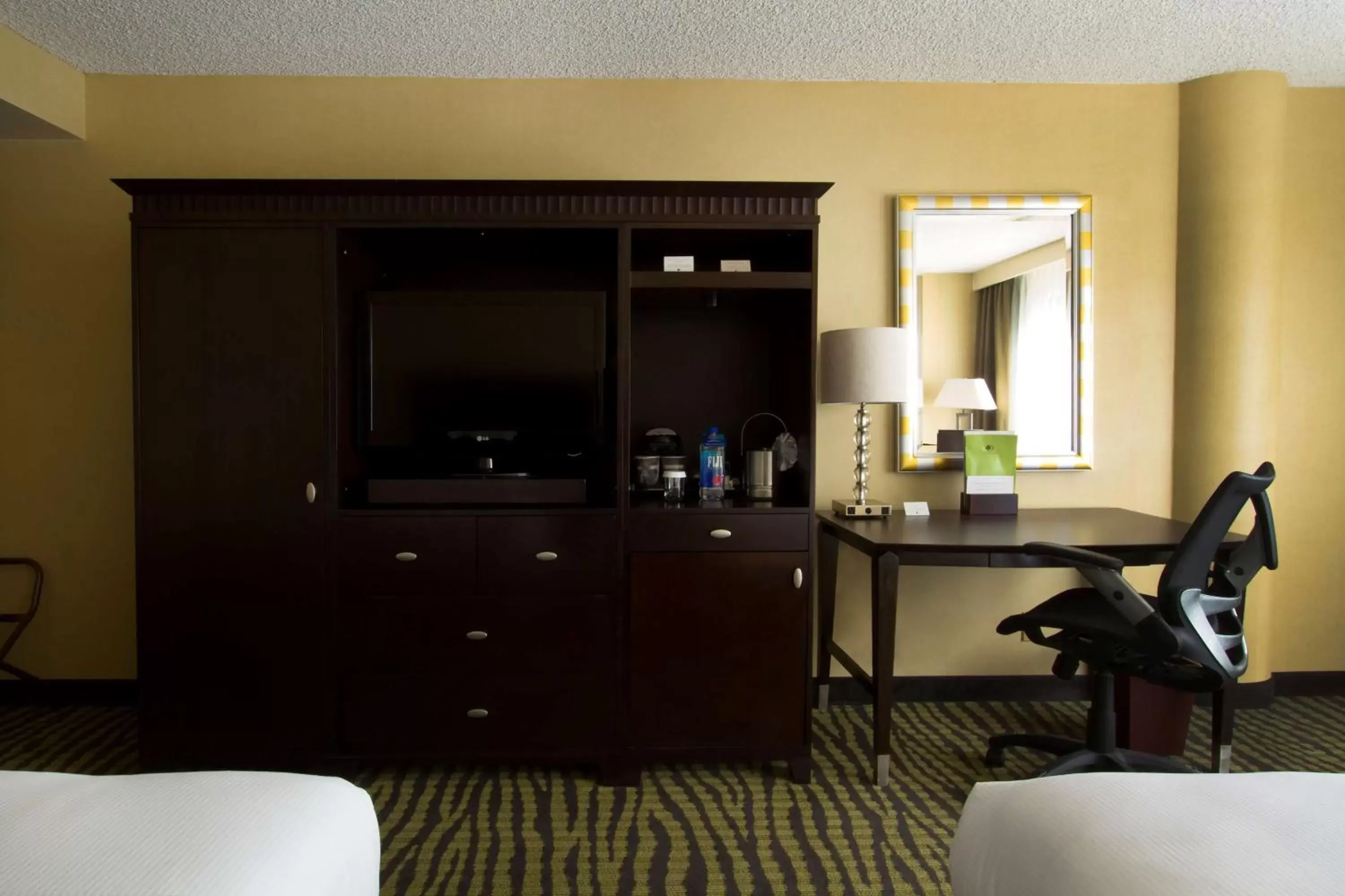 Living room, Kitchen/Kitchenette in DoubleTree by Hilton Orange County Airport