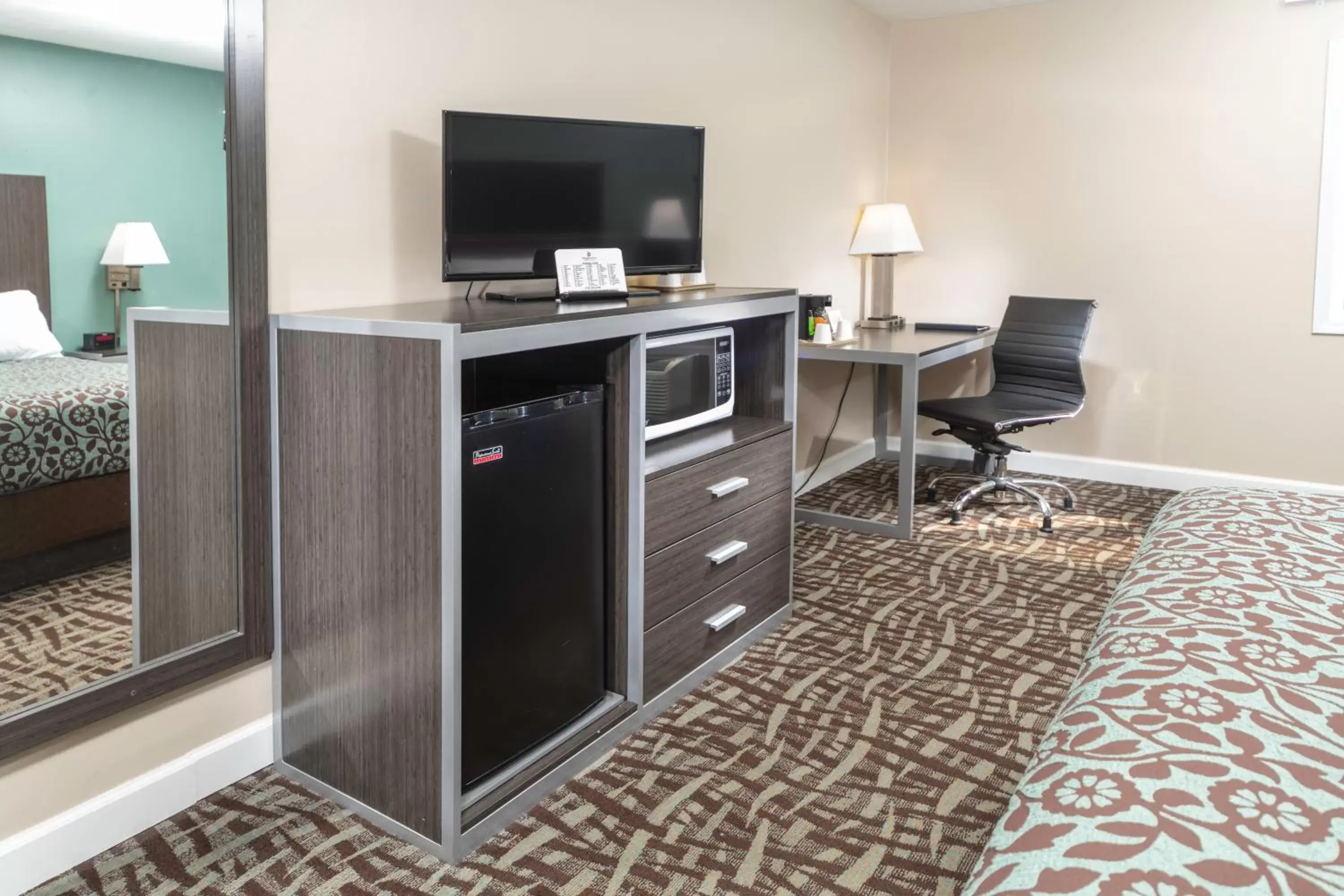 Bedroom, TV/Entertainment Center in BridgePointe Inn & Suites by BPhotels, Council Bluffs, Omaha Area