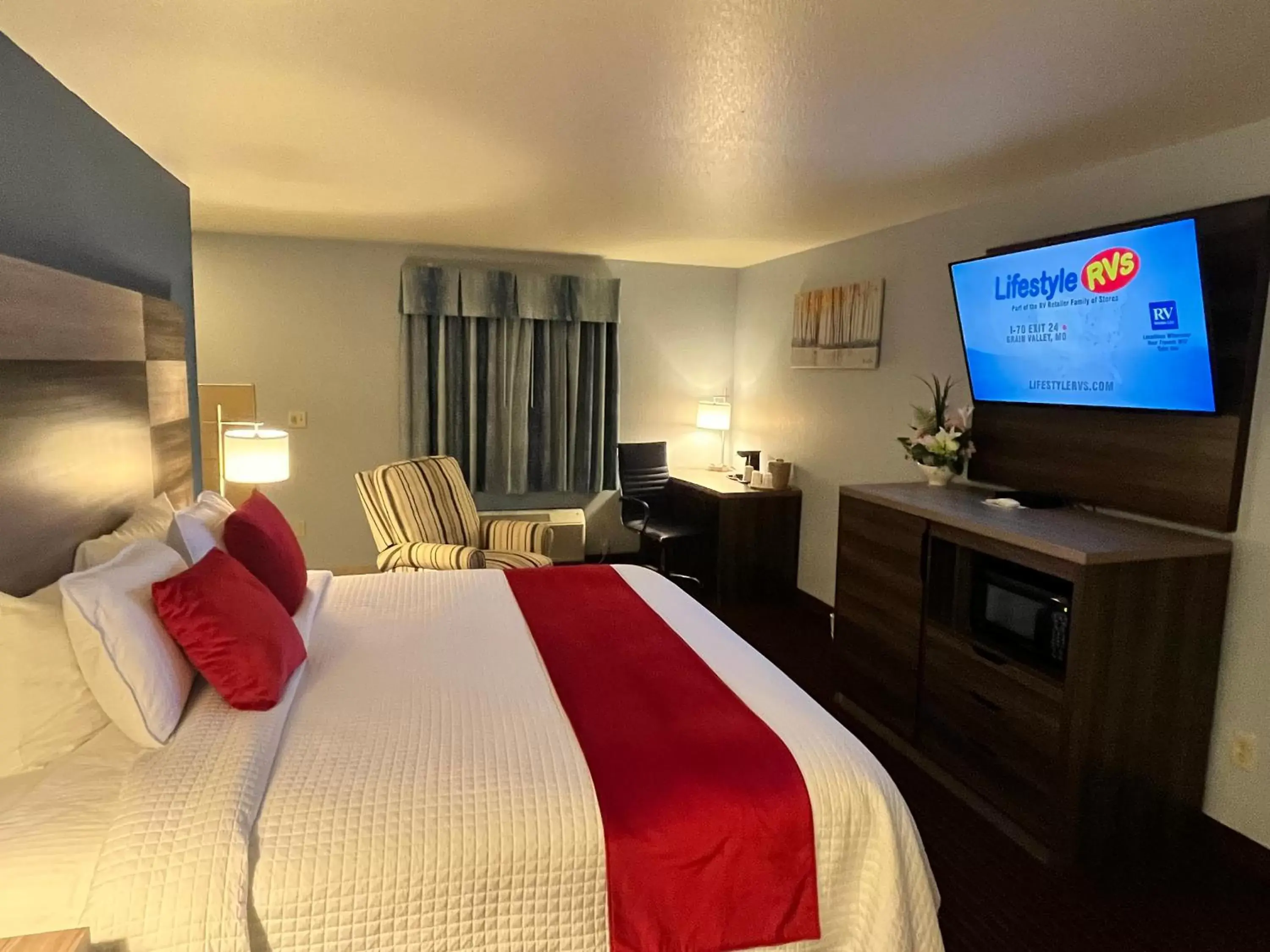 TV and multimedia, TV/Entertainment Center in Garnett Hotel & RV Park