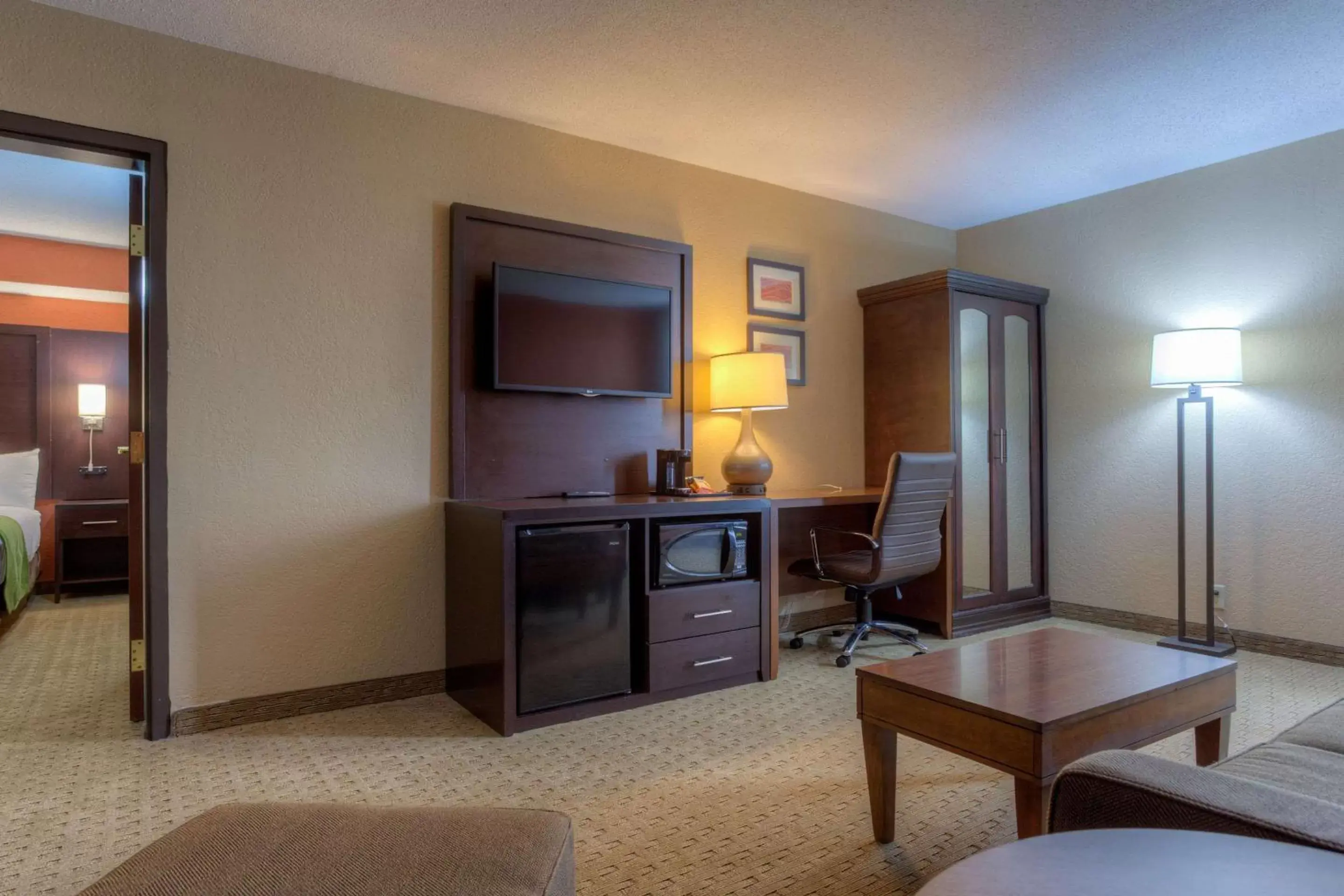 Bedroom, TV/Entertainment Center in Comfort Inn & Suites Evansville Airport